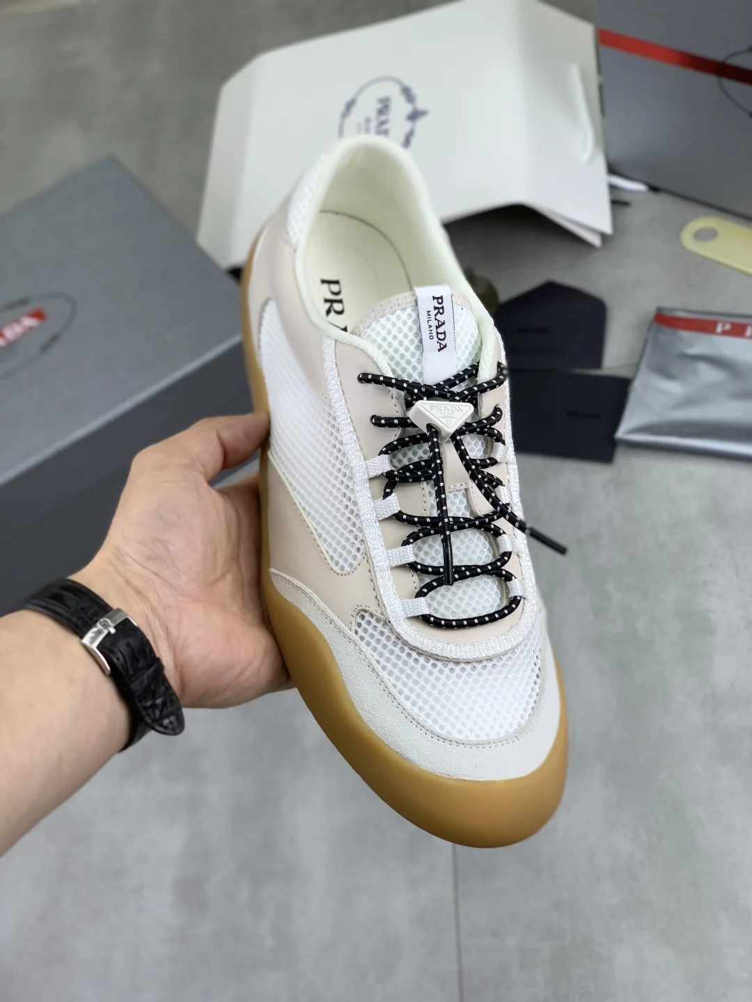 프라다 소가죽 남성 스니커즈 상세 이미지 1