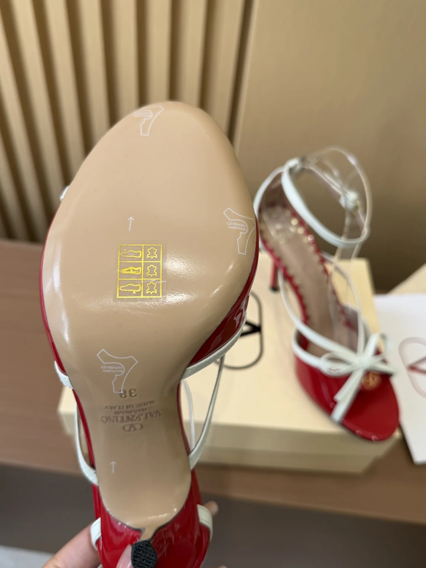 발렌티노 V 버클 보우 에나멜 하이힐 샌들 상세 이미지 9