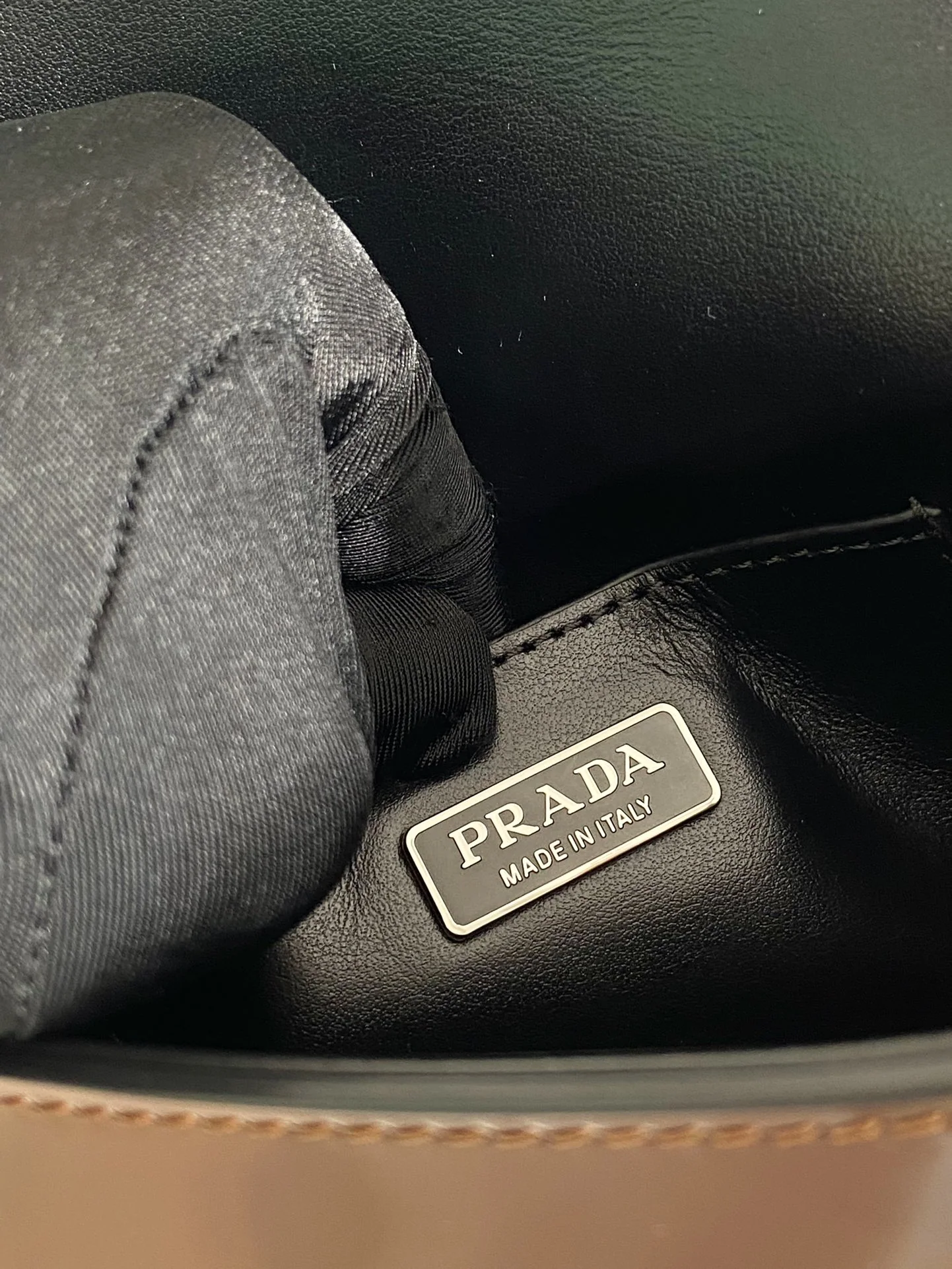 프라다 광택 가죽 숄더백 2VD061 상세 이미지 9