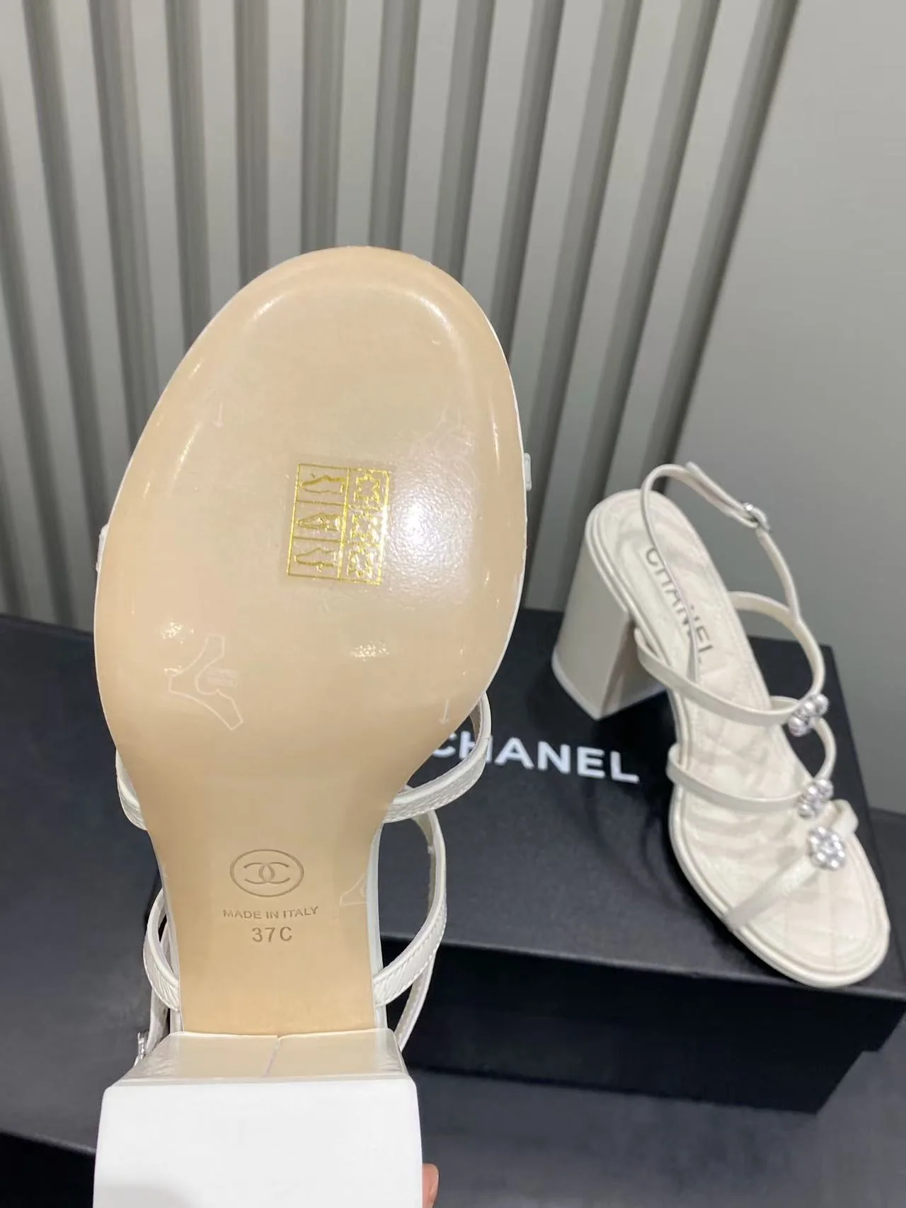 샤넬 펄 장식 카멜리아 버클 청키 힐 샌들 상세 이미지 9