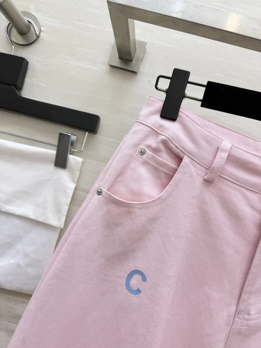 샤넬 레터 자수 와이드 레그 남성 바지 상세 이미지 4