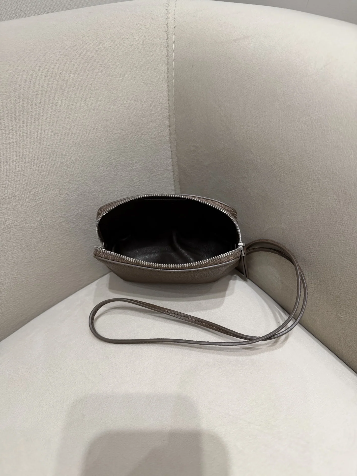 더로우 오웬 파우치 상세 이미지 7