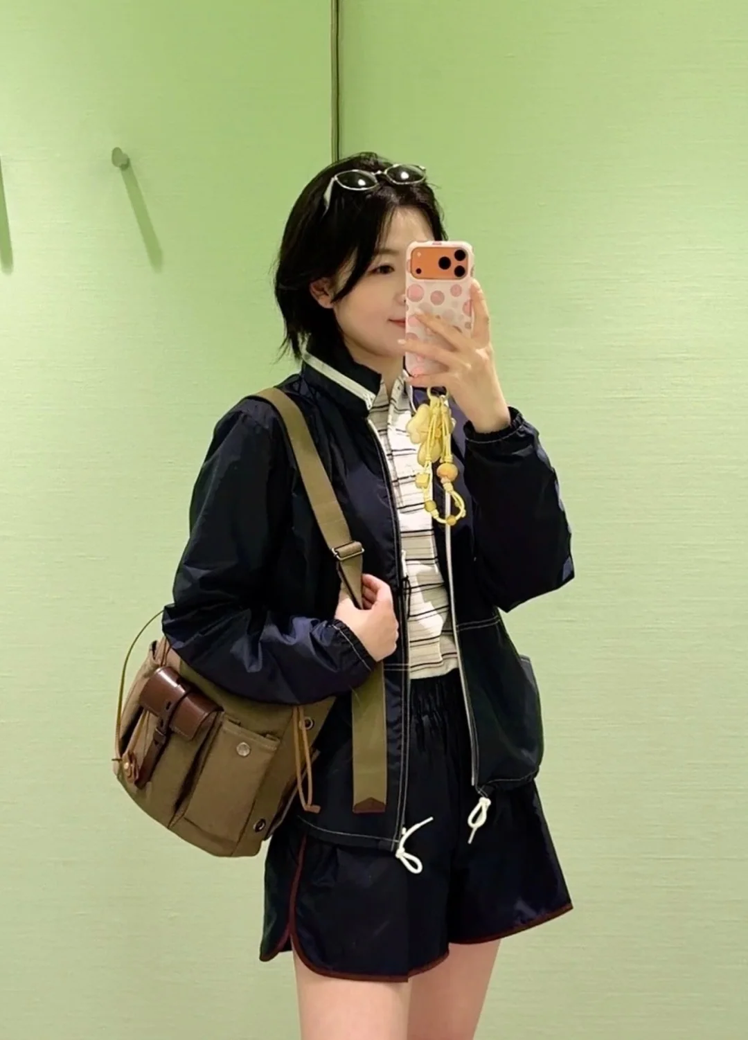 프라다 네이비 후드 나일론 자켓 상세 이미지 4