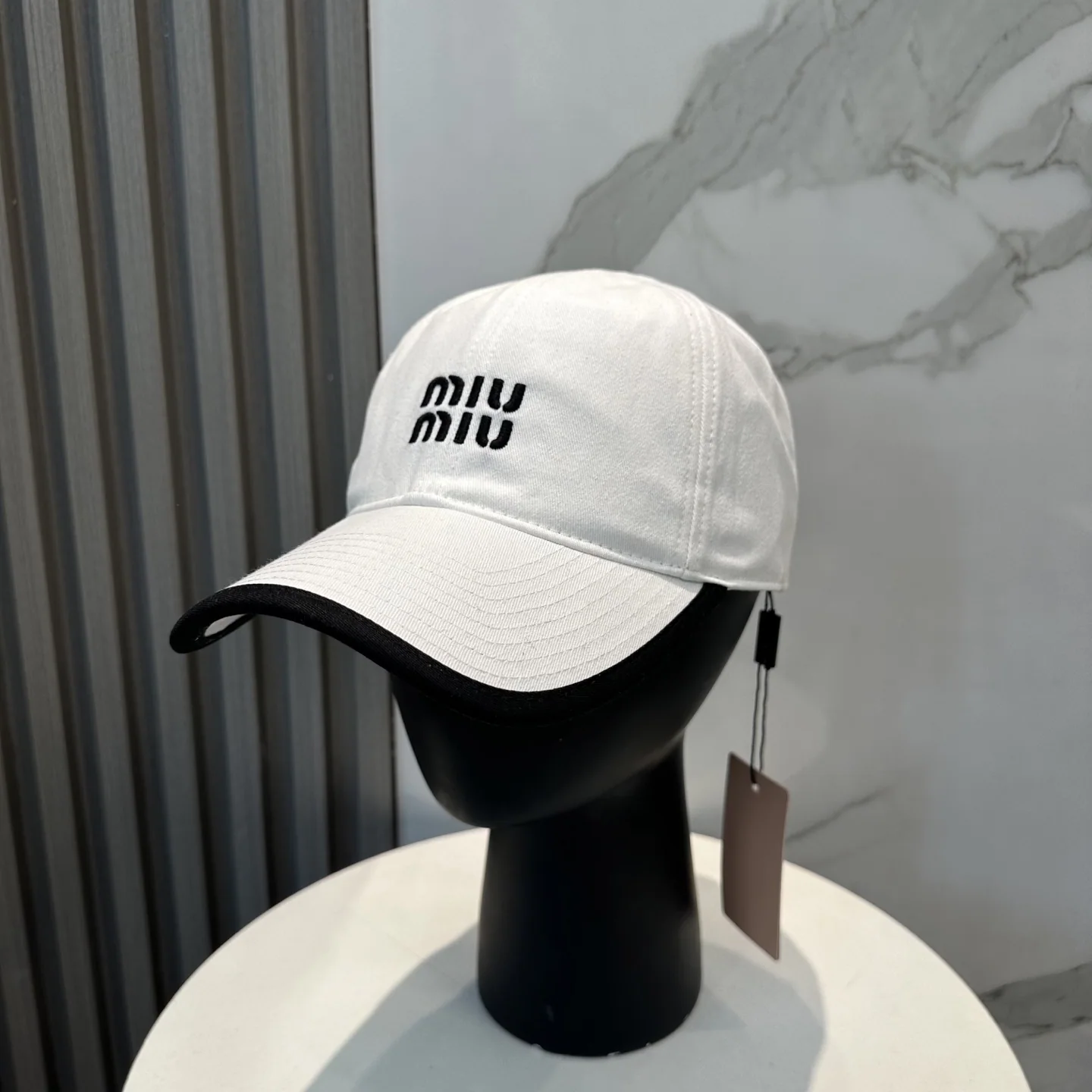 미우미우 자수 베이스볼 캡 118573