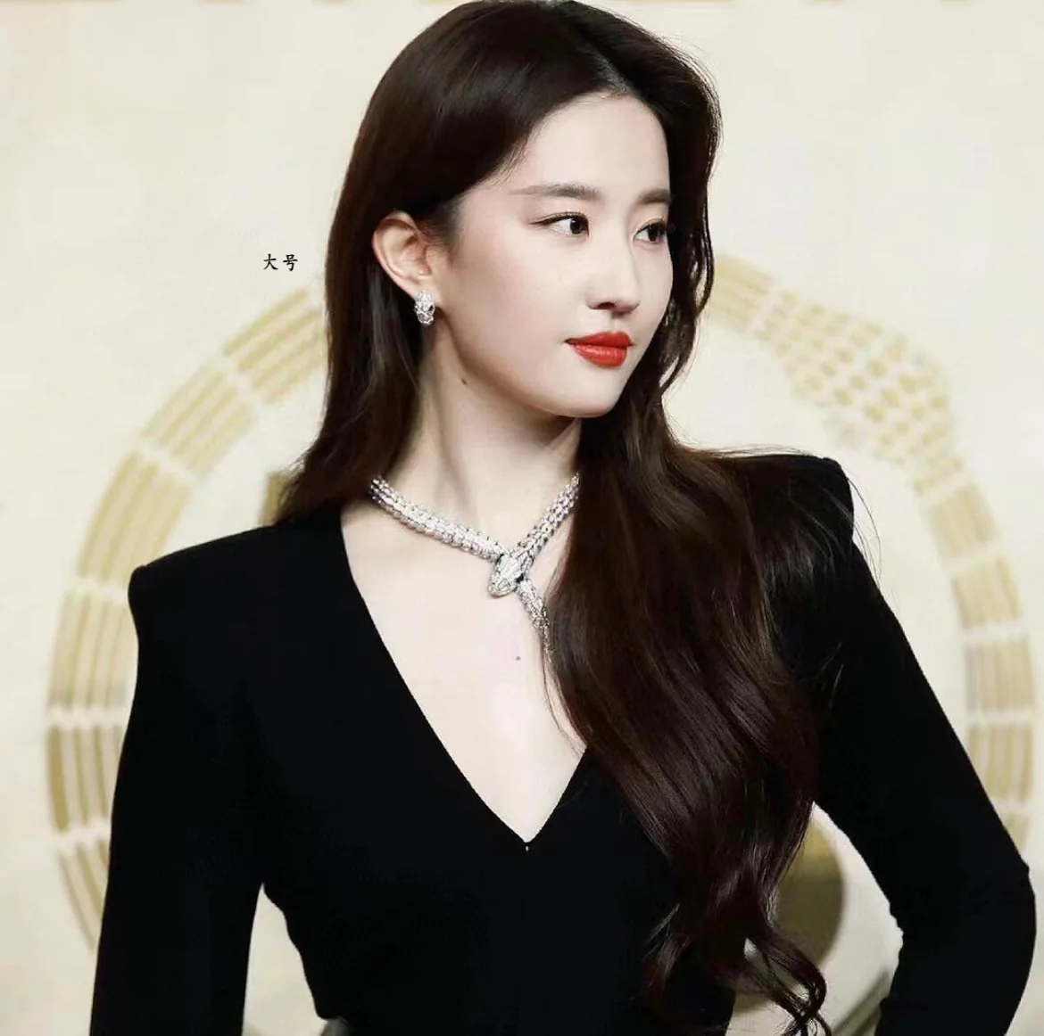 불가리 뱀 모티브 에메랄드 파베 다이아몬드 귀걸이 상세 이미지 3
