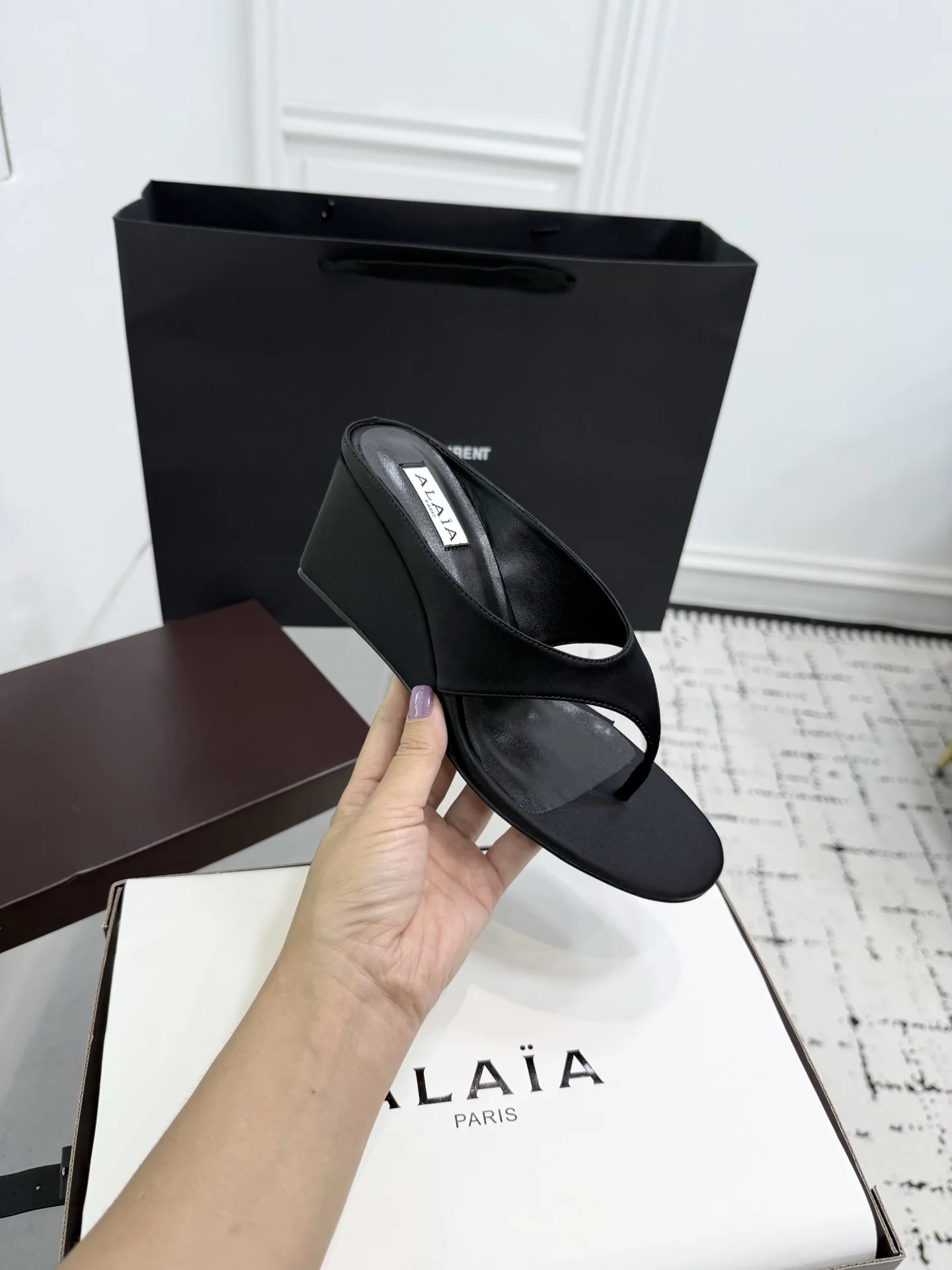 알라이아 큐빅 장식 램스킨 웨지 샌들 상세 이미지 5