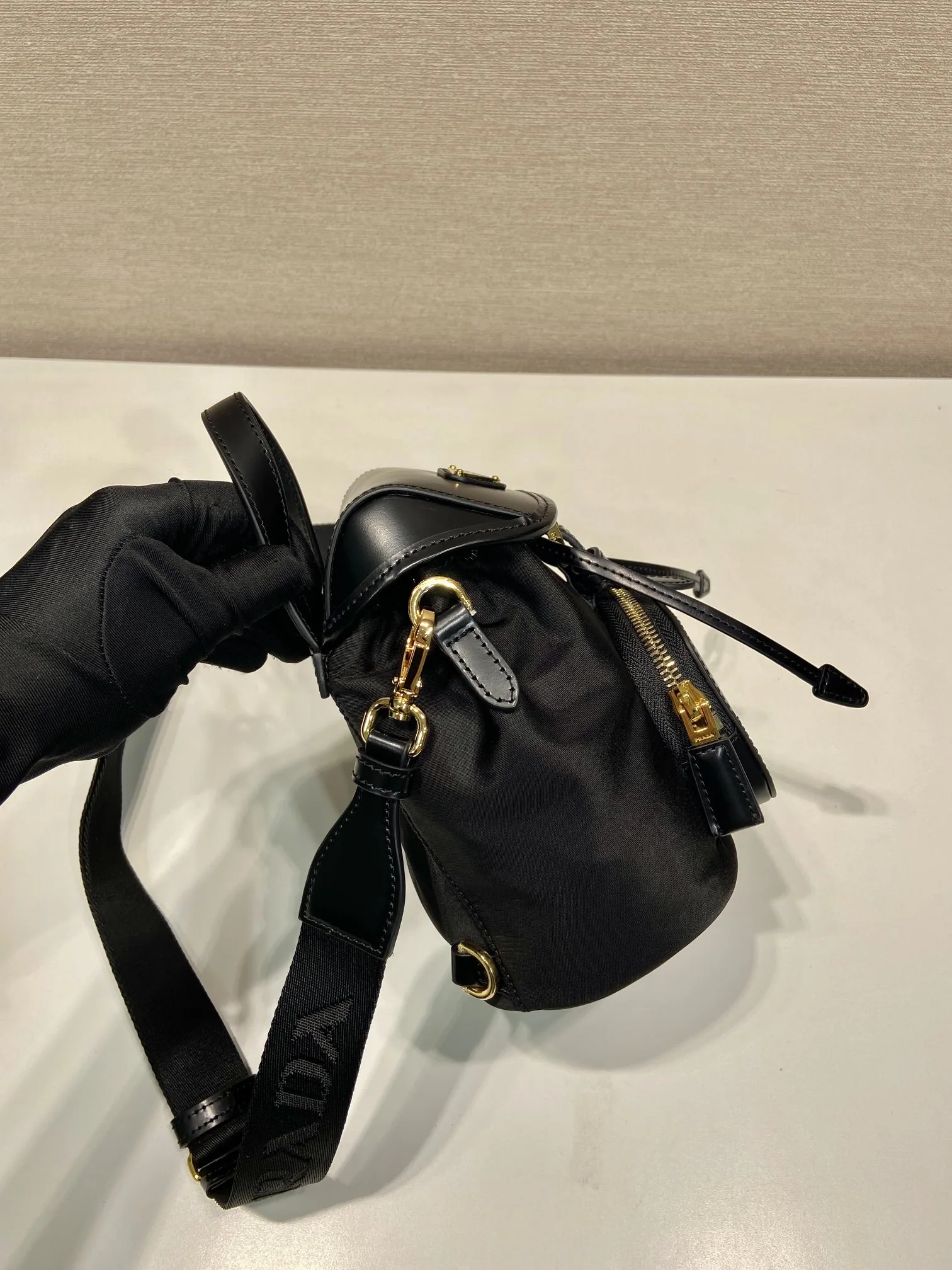 프라다 나일론 미니 숄더백 1BZ075 상세 이미지 5
