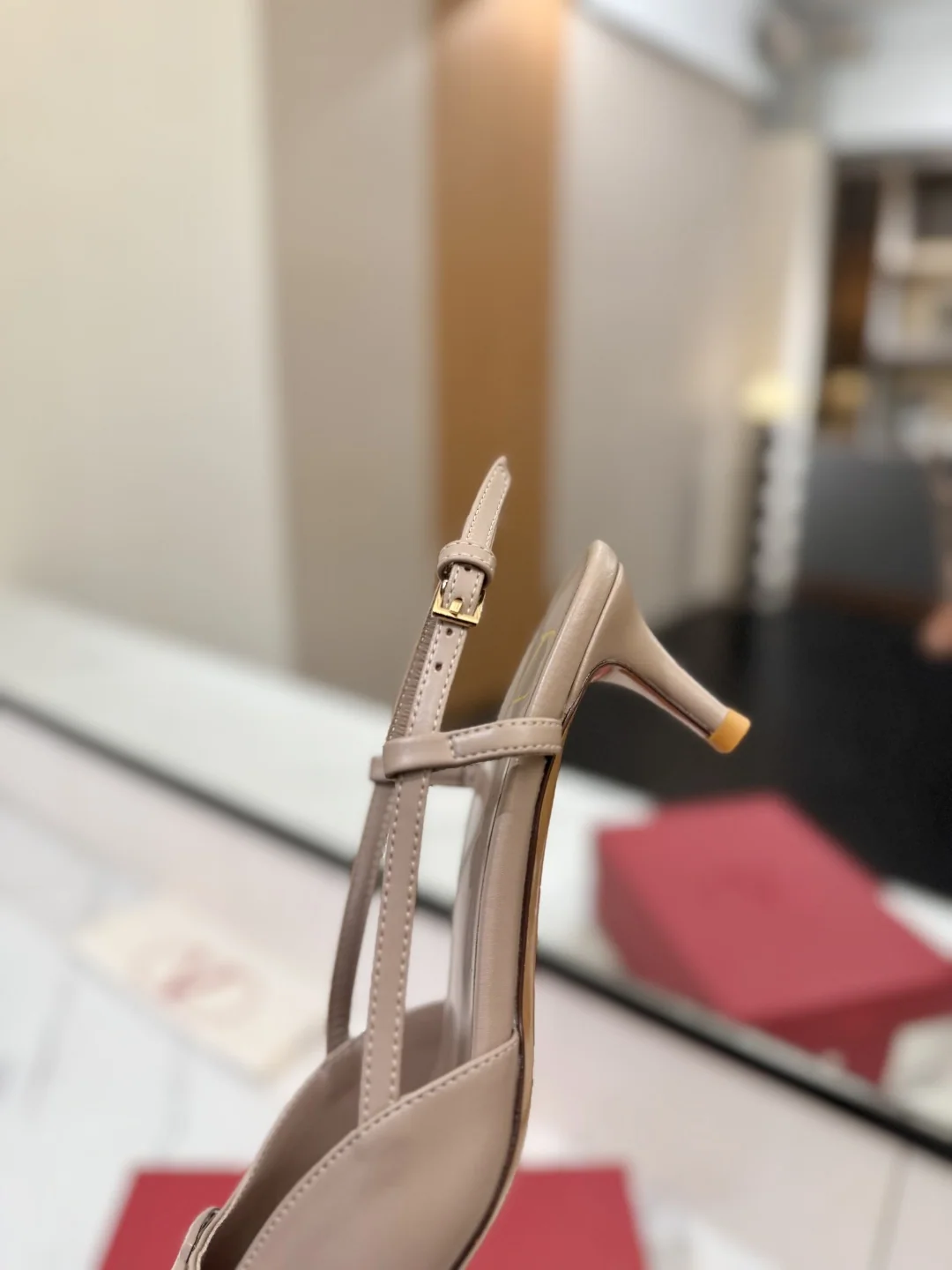 발렌티노 뾰족 앞코 V 버클 샌들 상세 이미지 7