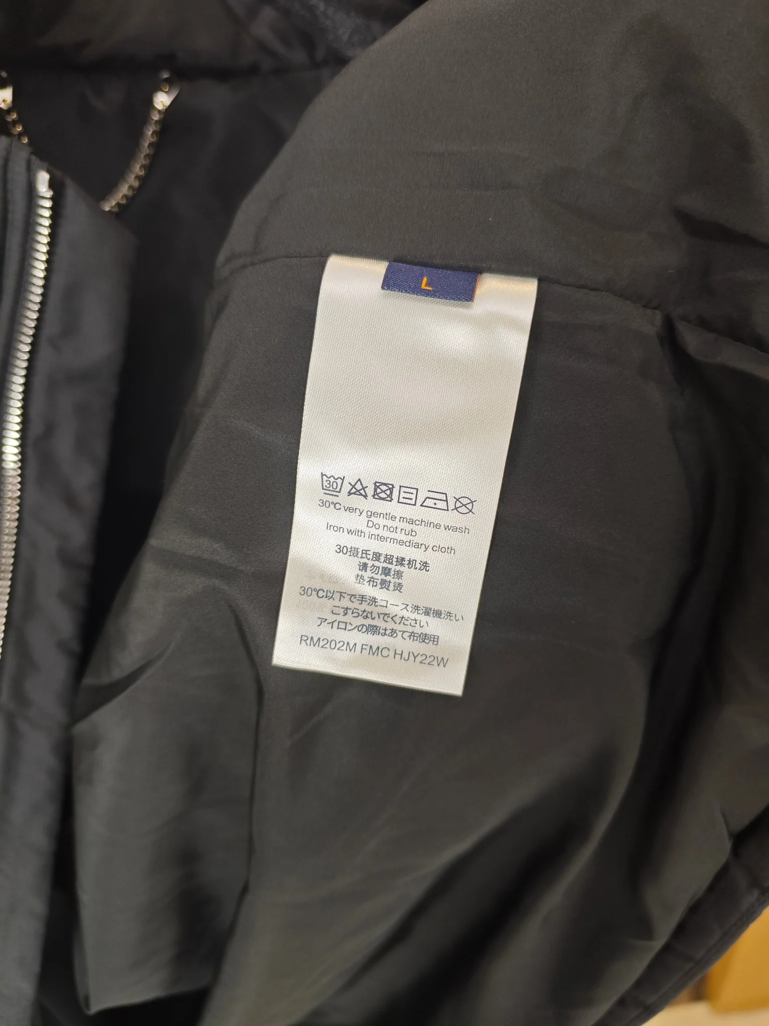 루이비통 모노그램 로고 자수 패딩 자켓 2025 FW 상세 이미지 7