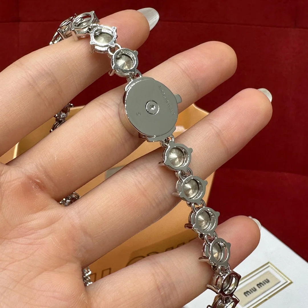 미우미우 에나멜 대형 크리스탈 목걸이 상세 이미지 4