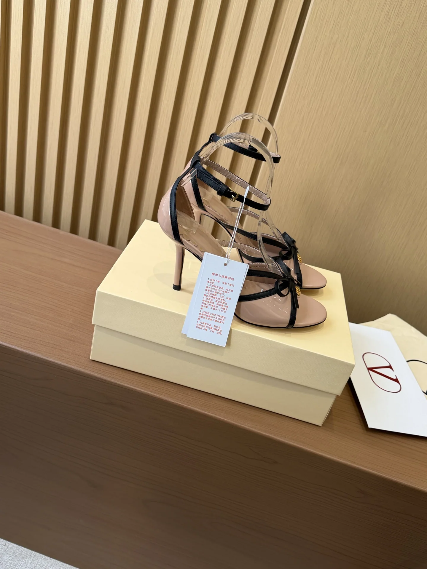 발렌티노 V 버클 보우 하이힐 샌들 상세 이미지 2