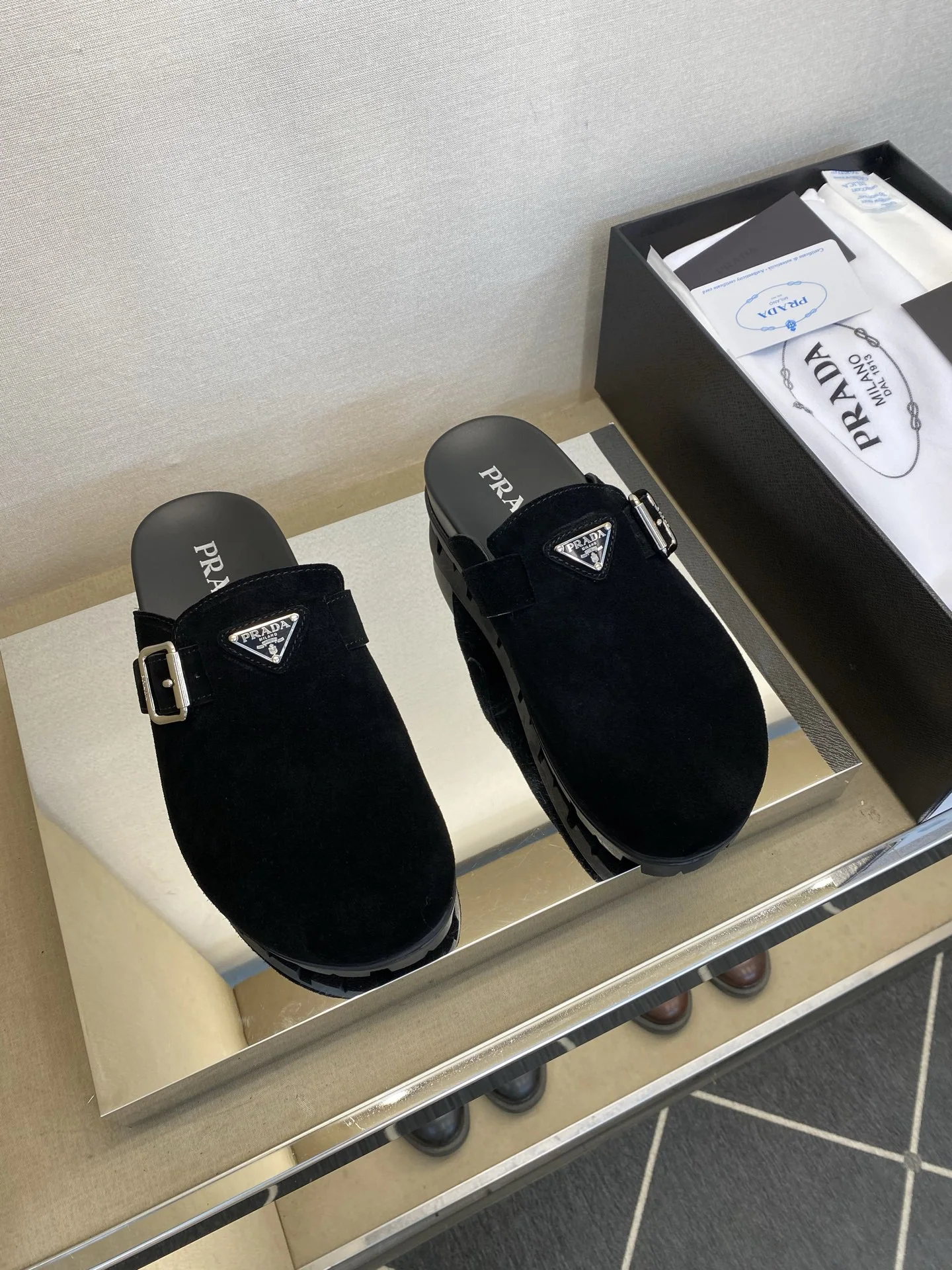프라다 가죽 남성 뮬 상세 이미지 1