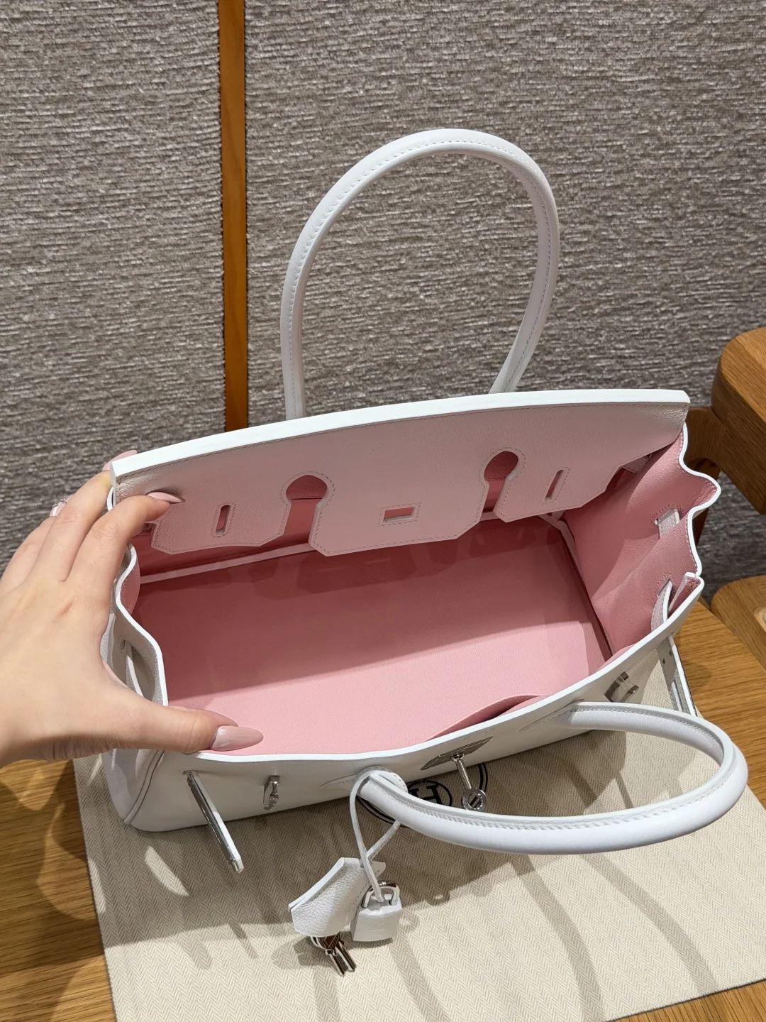 에르메스 버킨 숄더백 화이트&로즈사쿠라 29 CM 상세 이미지 6