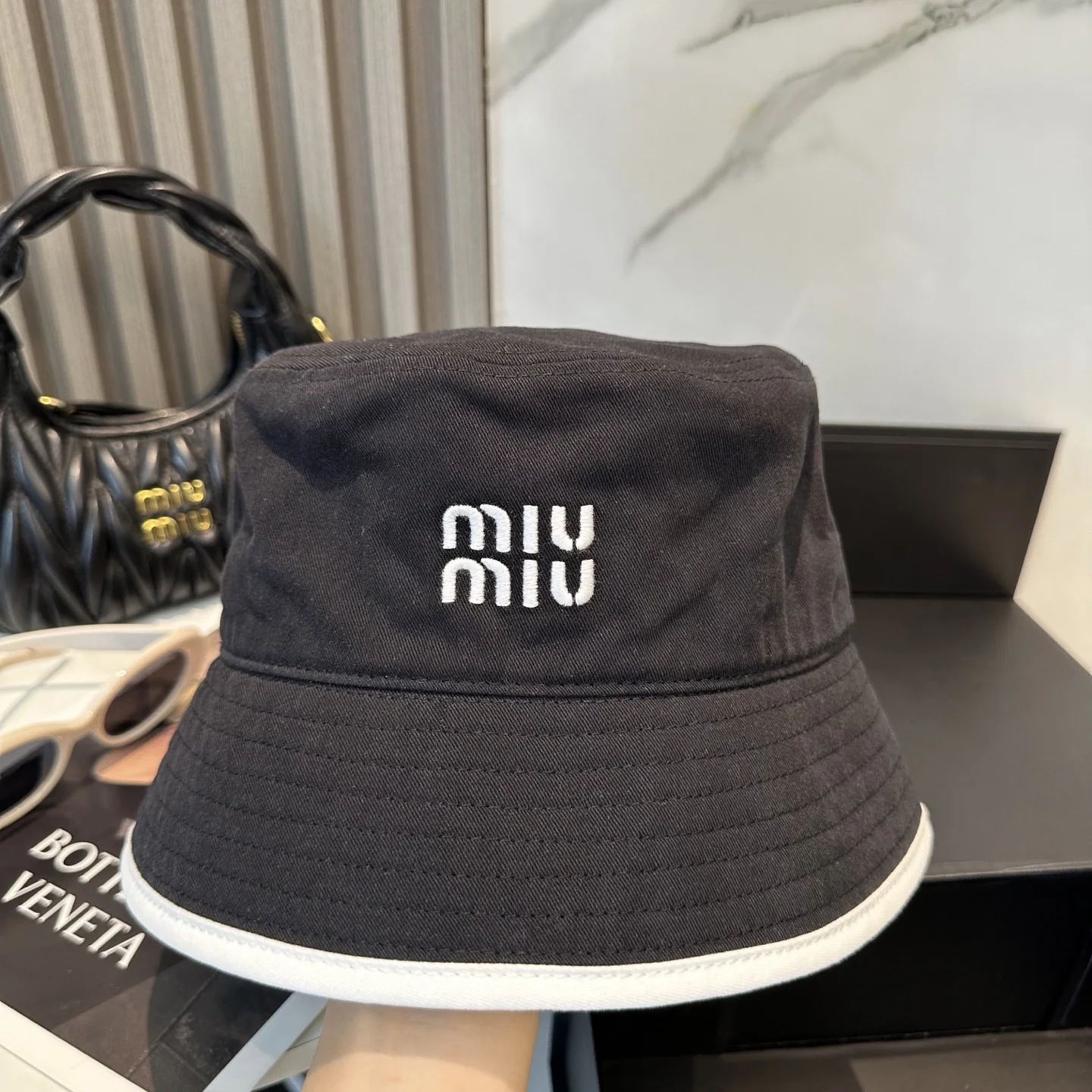 미우미우 자수 버킷햇 모자 상세 이미지 2