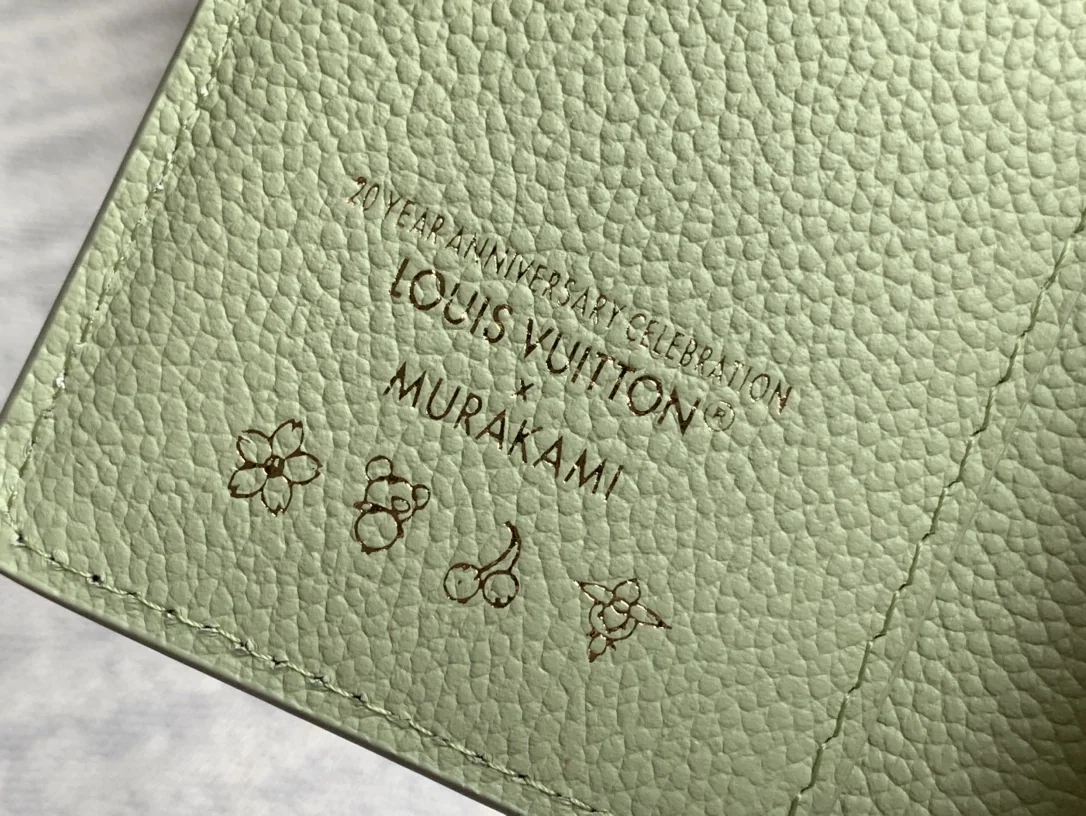 루이비통 LV × TM 클레어 모노그램 지갑 상세 이미지 8