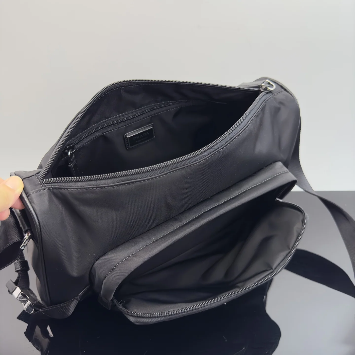 프라다 나일론 더블 포켓 크로스바디백 상세 이미지 6