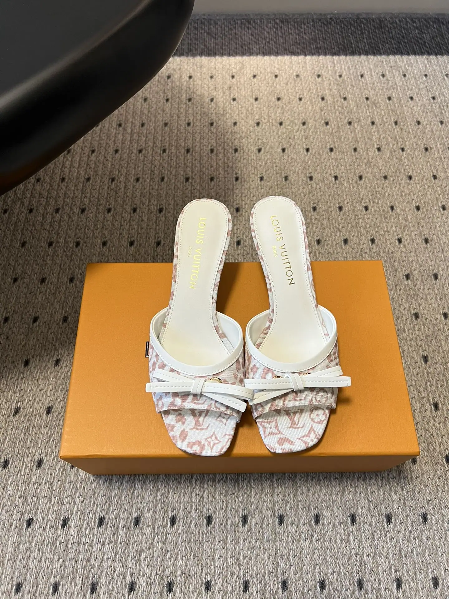 루이비통 모노그램 리본 스퀘어토 스틸레토 하이힐 샌들 상세 이미지 1
