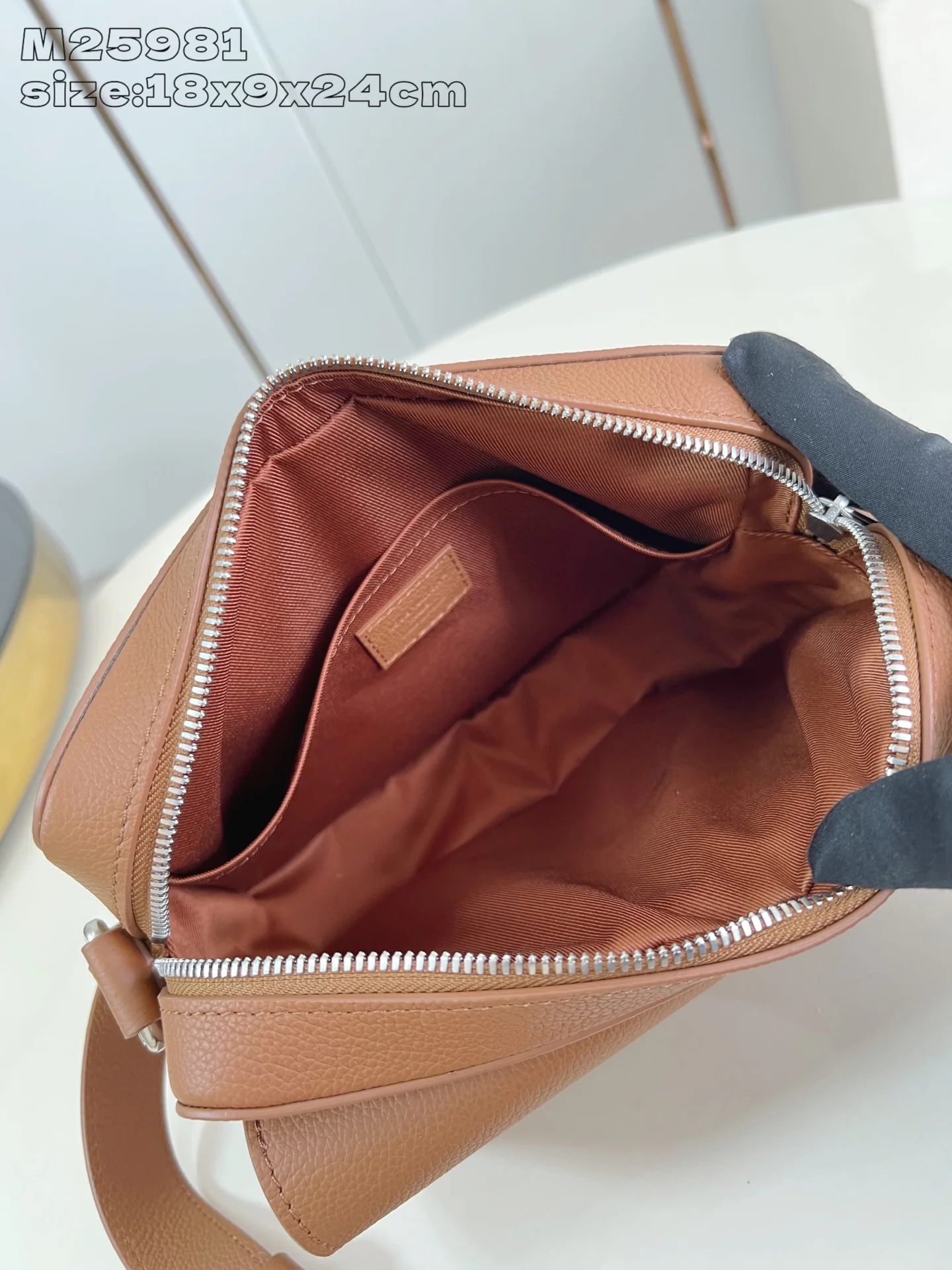 루이비통 M25981 보딩 메신저백 상세 이미지 8