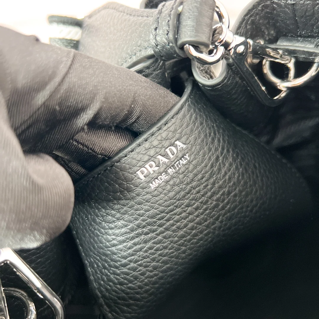 프라다 리치 패턴 카프스킨 버킷백 1BE060 상세 이미지 9