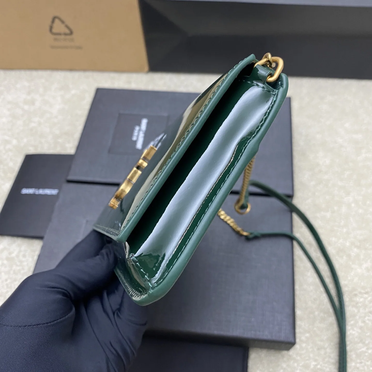 생로랑 금색 모노그램 가죽 미니 체인 지갑 상세 이미지 3
