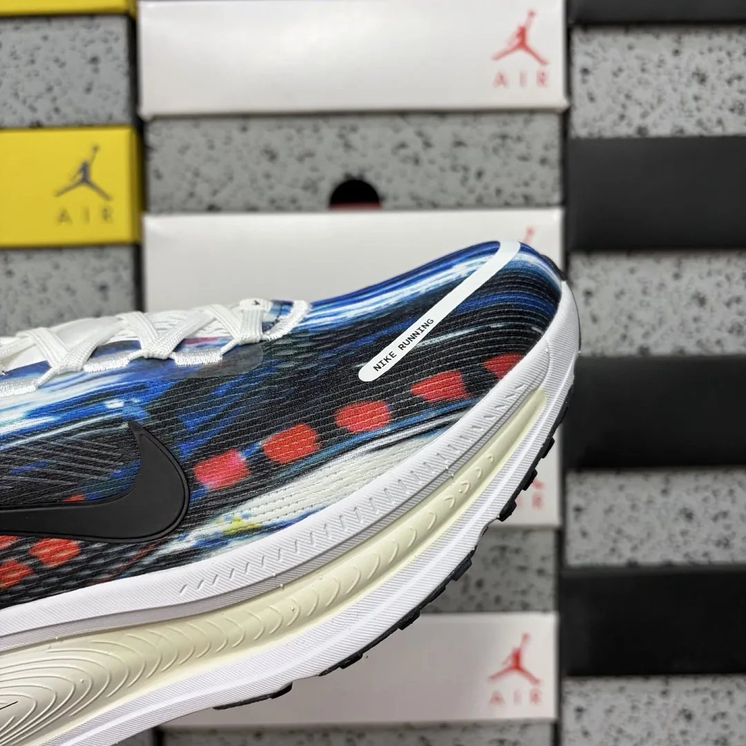 나이키 [GT] 보메로 18 SE IB8164-999 201792 Nike Vomero 18 SE Light Trails 상세 이미지 8