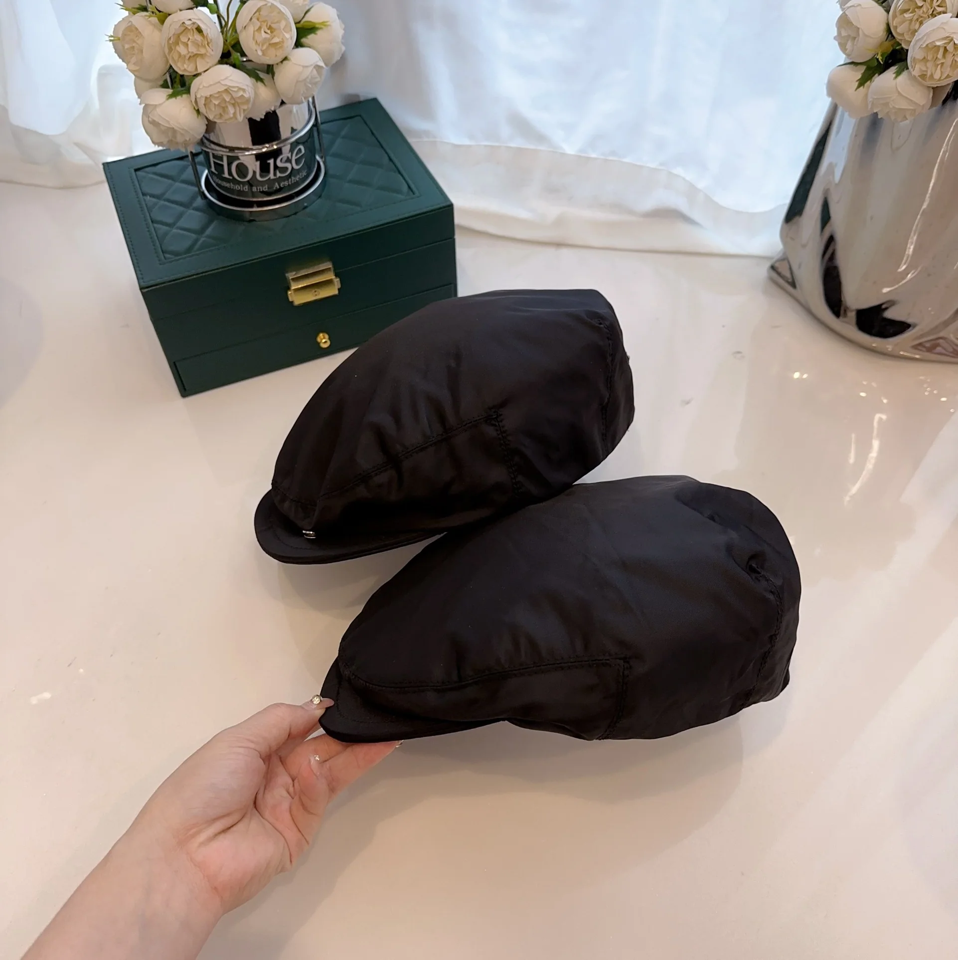 프라다 재활용 나일론 베레모 상세 이미지 8