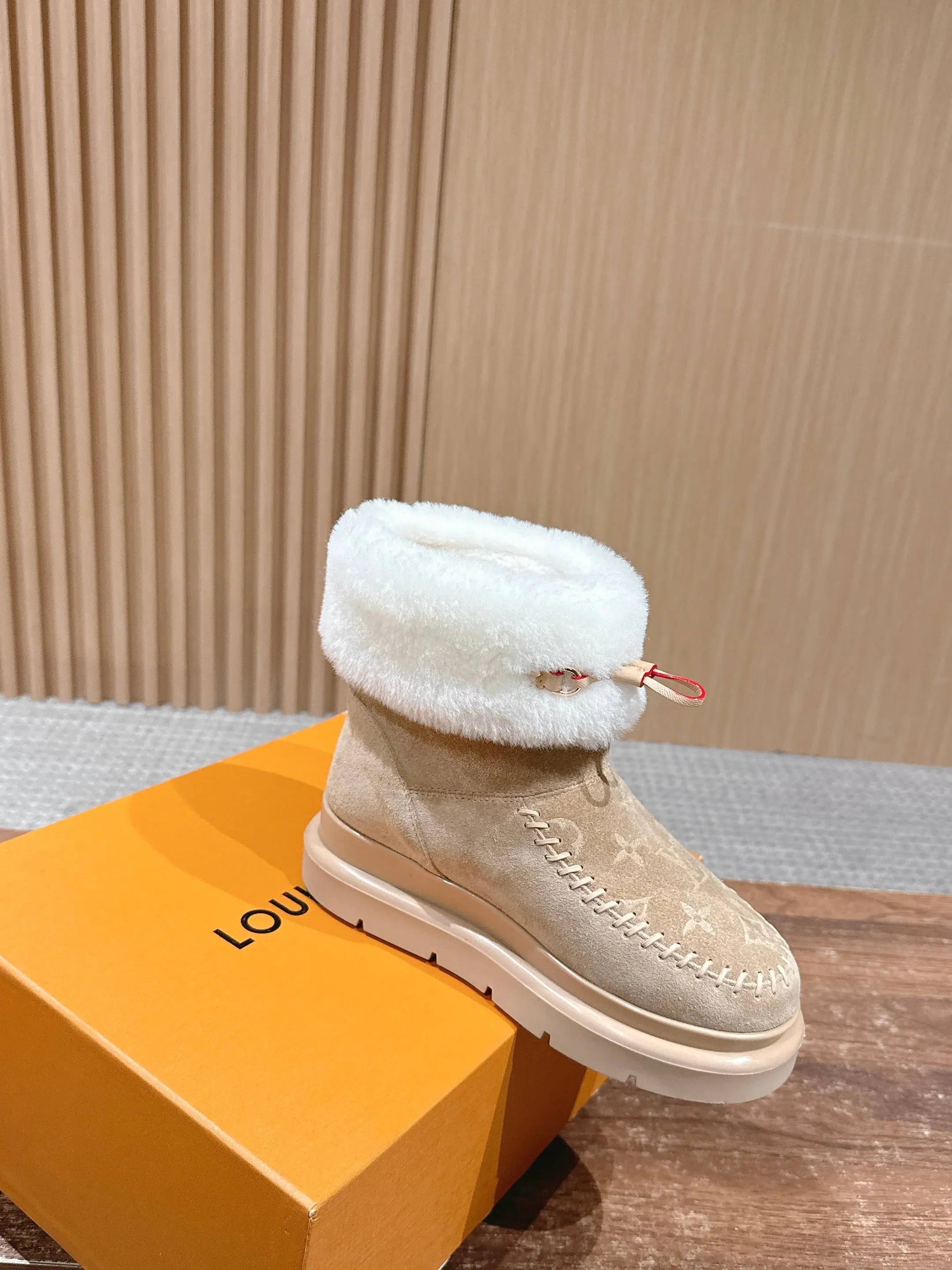 루이비통 코르티나 스웨이드 앵클 부츠 상세 이미지 3