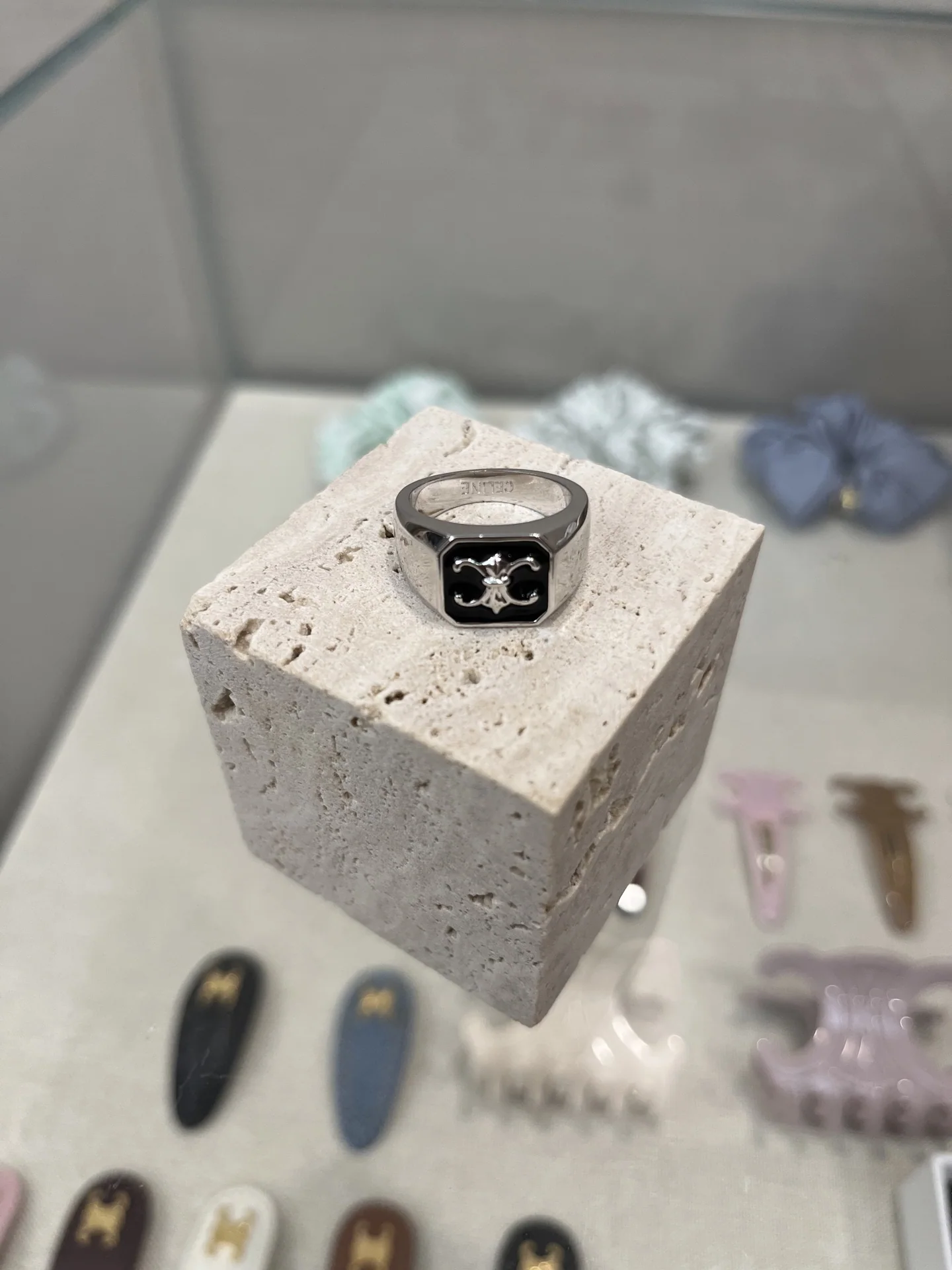 셀린느 3 D 개선문 로고 블랙 에나멜 목걸이 25SS 상세 이미지 2
