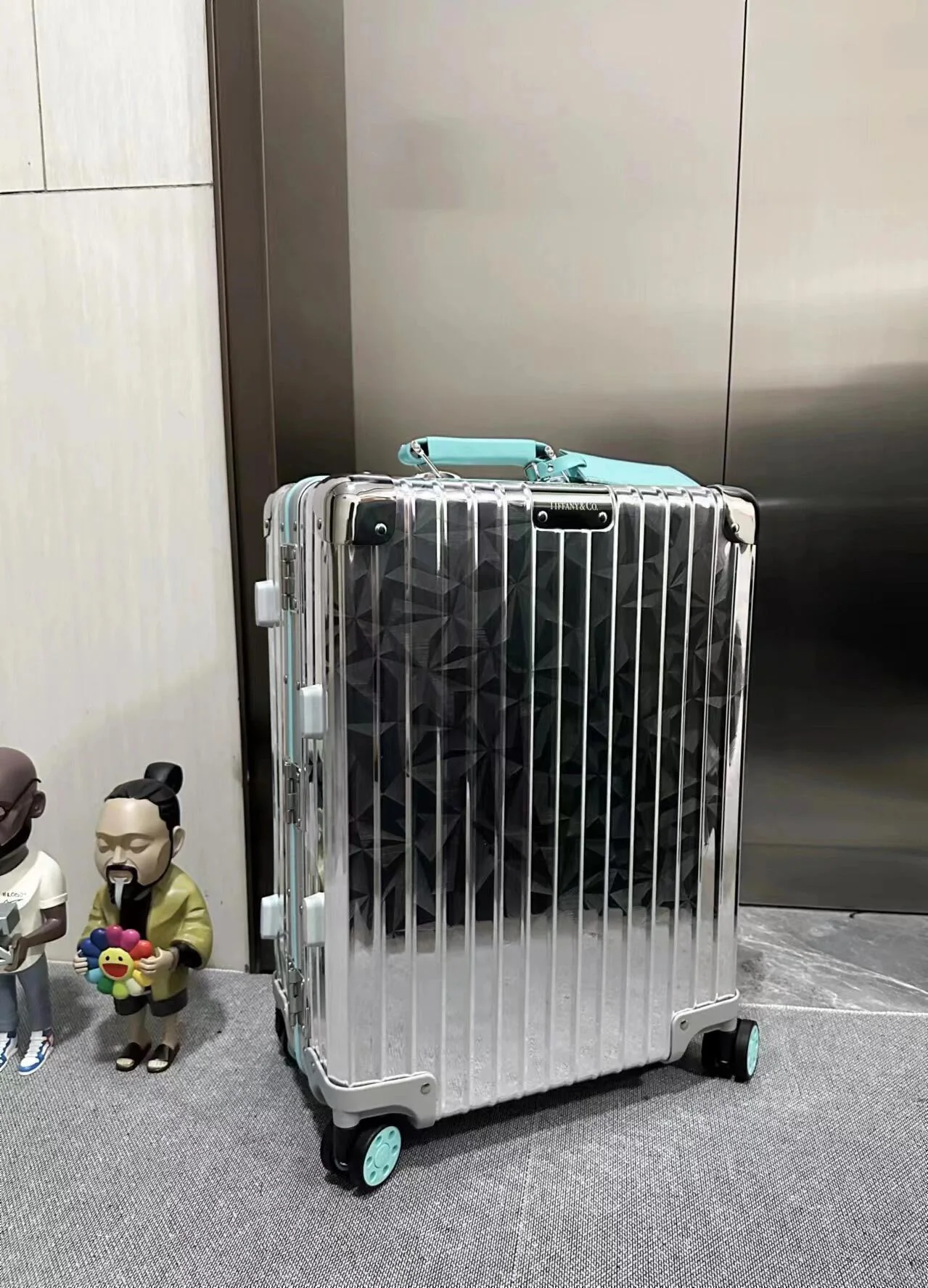 여행가방 리모와 다이아몬드 패턴 알루미늄 여행가방 상세 이미지 2