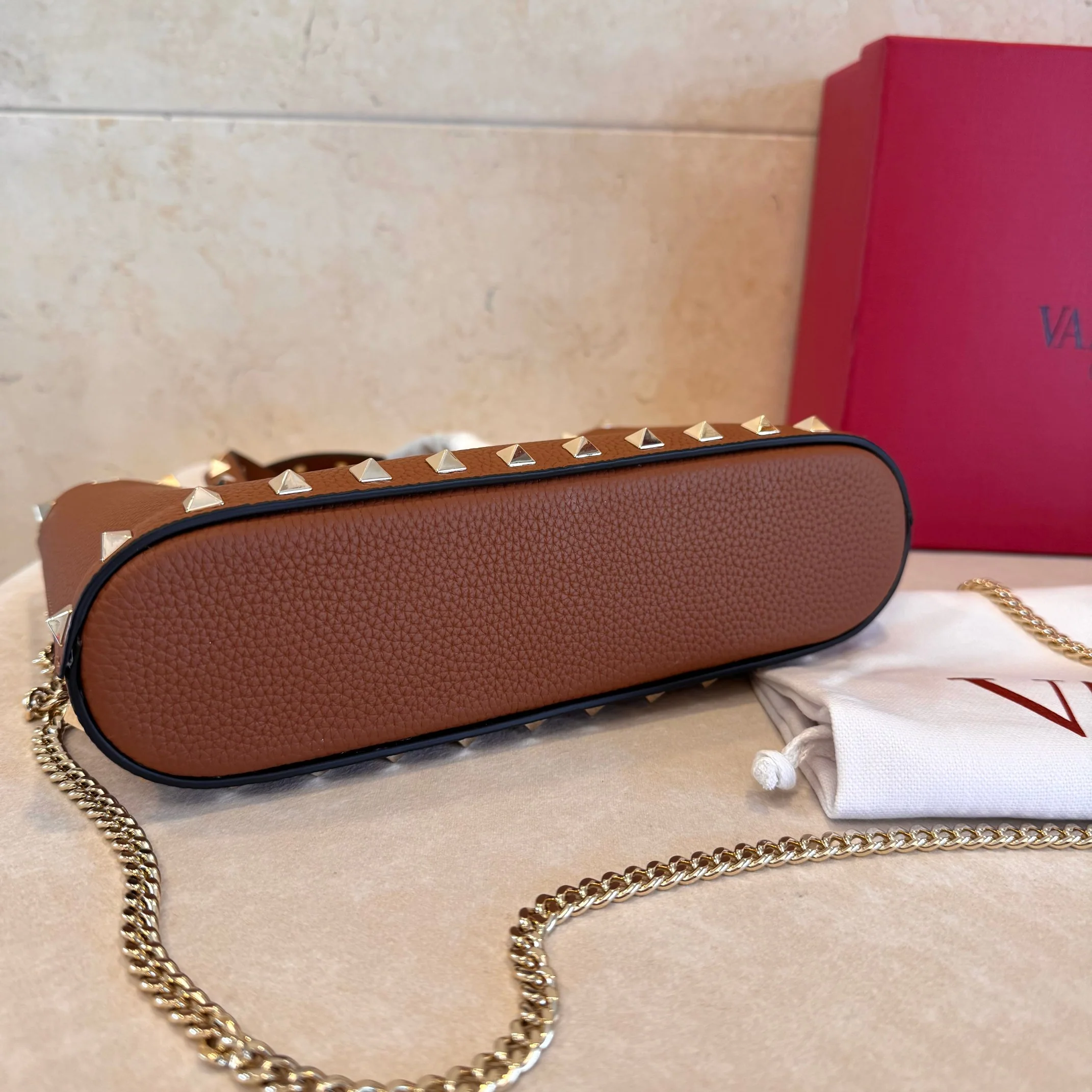발렌티노 가라바니 락스터드 카프스킨 크로스백 상세 이미지 5