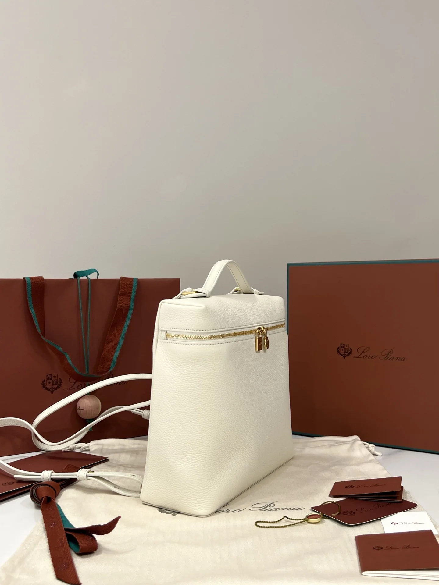 로로피아나 밀크 화이트 소가죽 백팩 상세 이미지 3