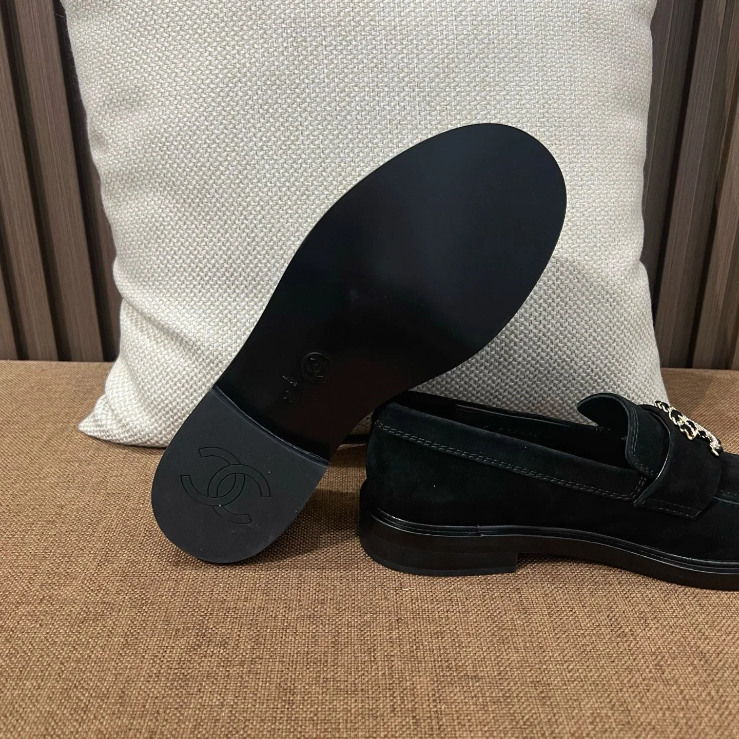 샤넬 스웨이드 라인스톤 버클 로퍼 상세 이미지 9