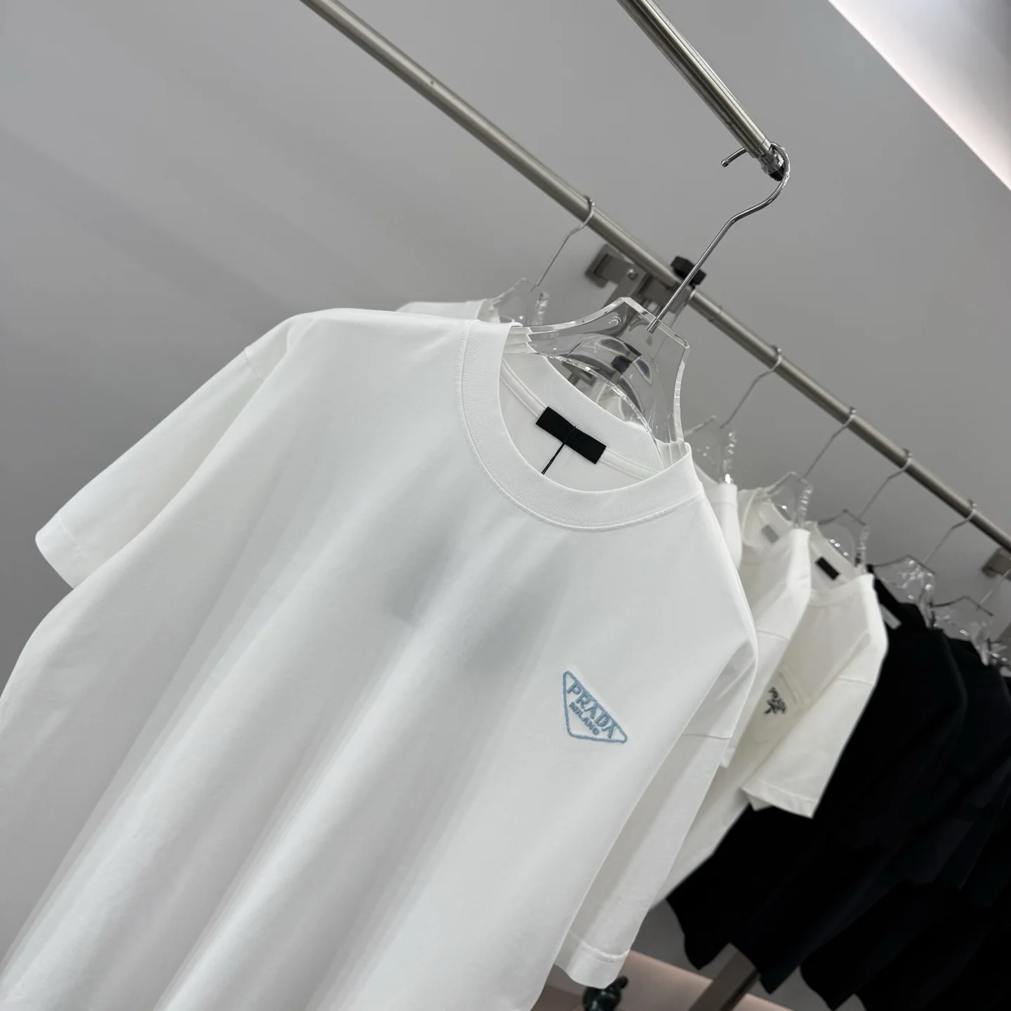 프라다 니들 자수 메탈 삼각 로고 크루넥 반팔 티셔츠 상세 이미지 3