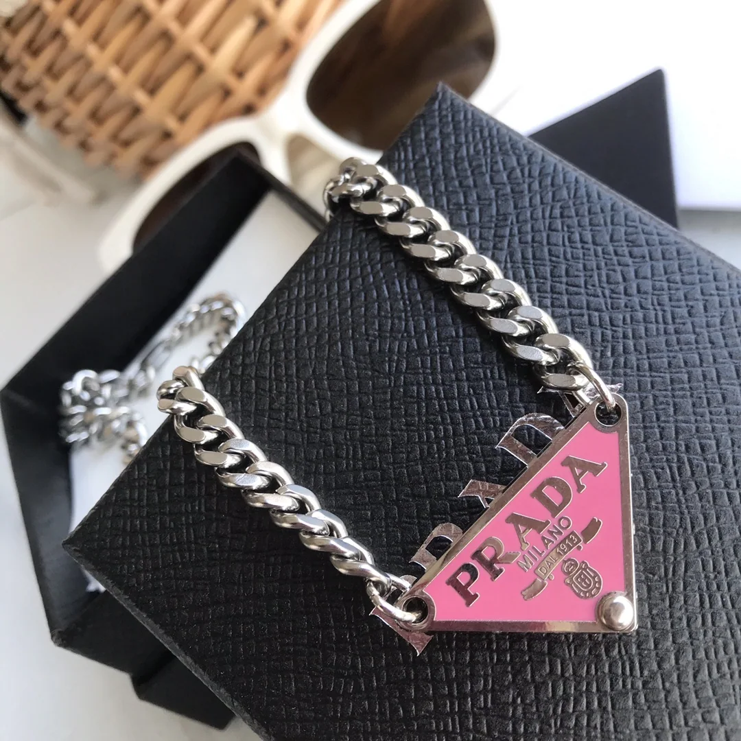 프라다 트라이앵글 목걸이 상세 이미지 7