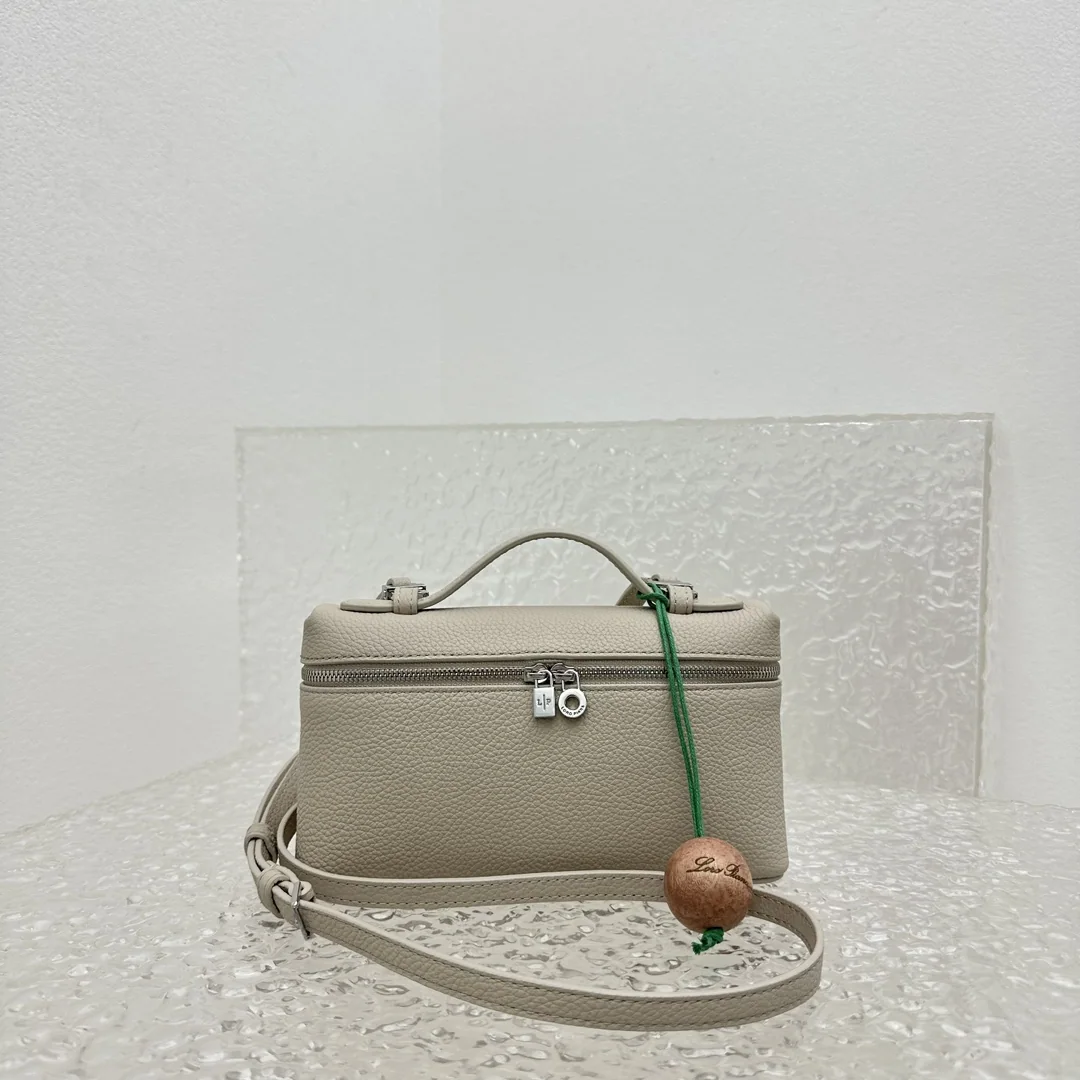 로로피아나 라이트 스톤 그레이 소형 크로스바디백 상세 이미지 2