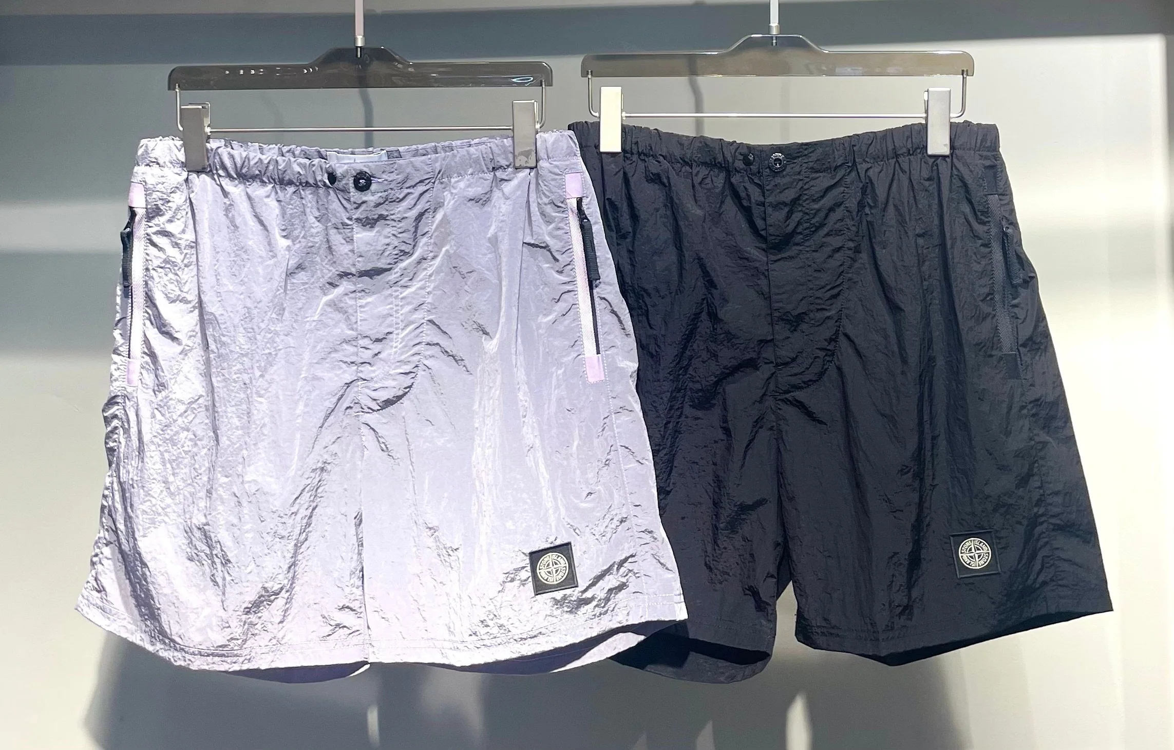 스톤아일랜드 메탈릭 나일론 남성 반바지 상세 이미지 1