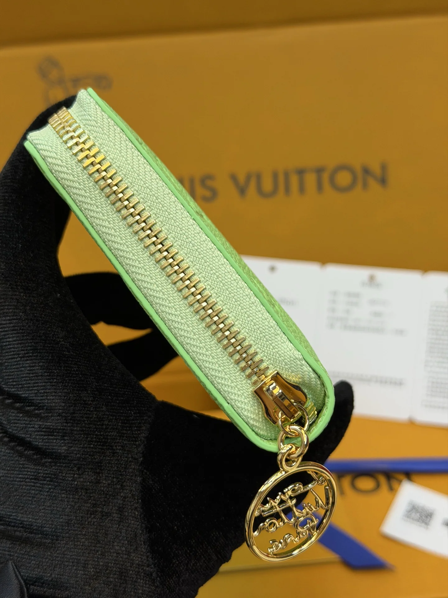 루이비통 애플 그린 페블 레더 지퍼 지갑 M27715 상세 이미지 5