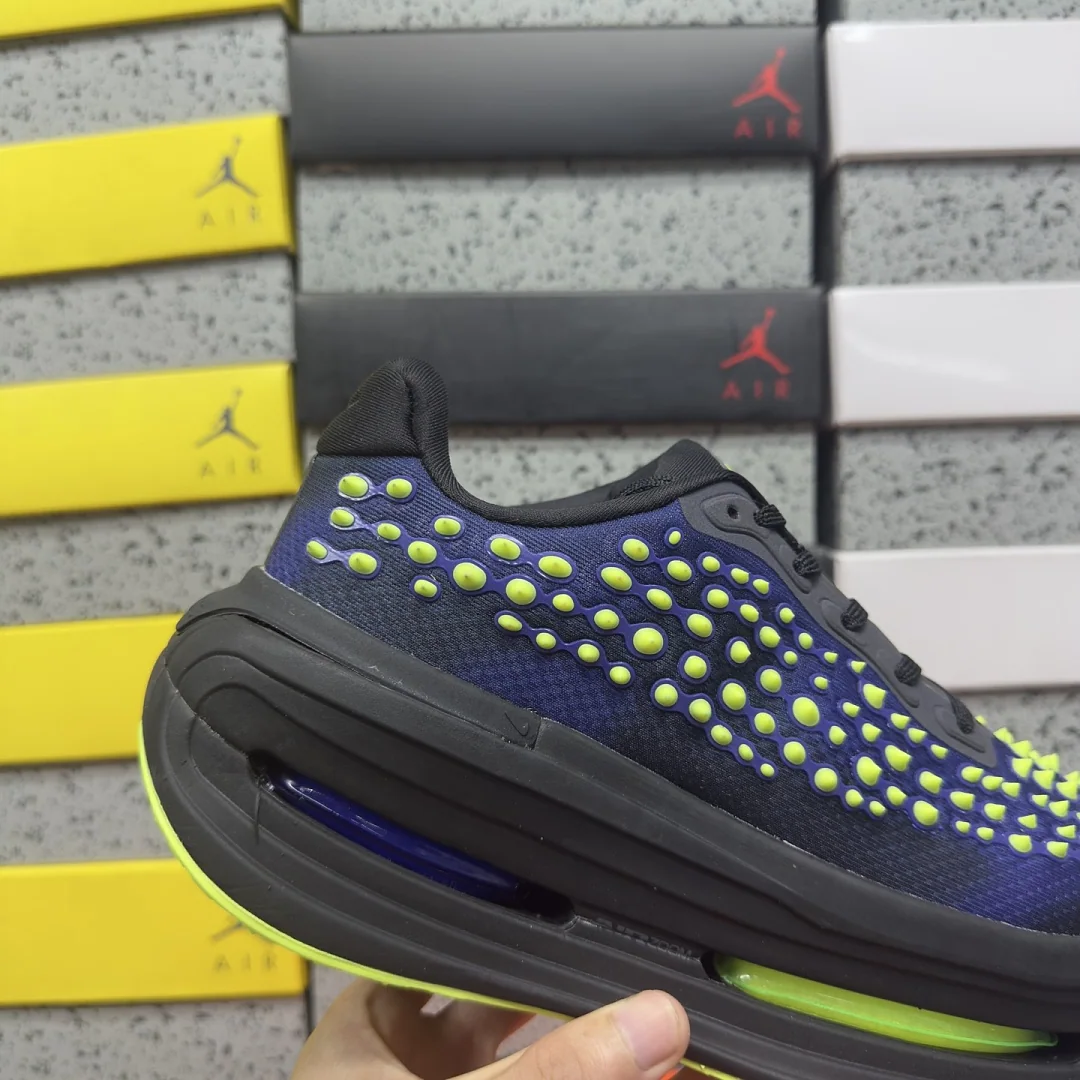 나이키 [5A] 보메로 프리미엄 QS IR2168-002 201766 Nike Vomero Premium QS Black Volt Glow 상세 이미지 7