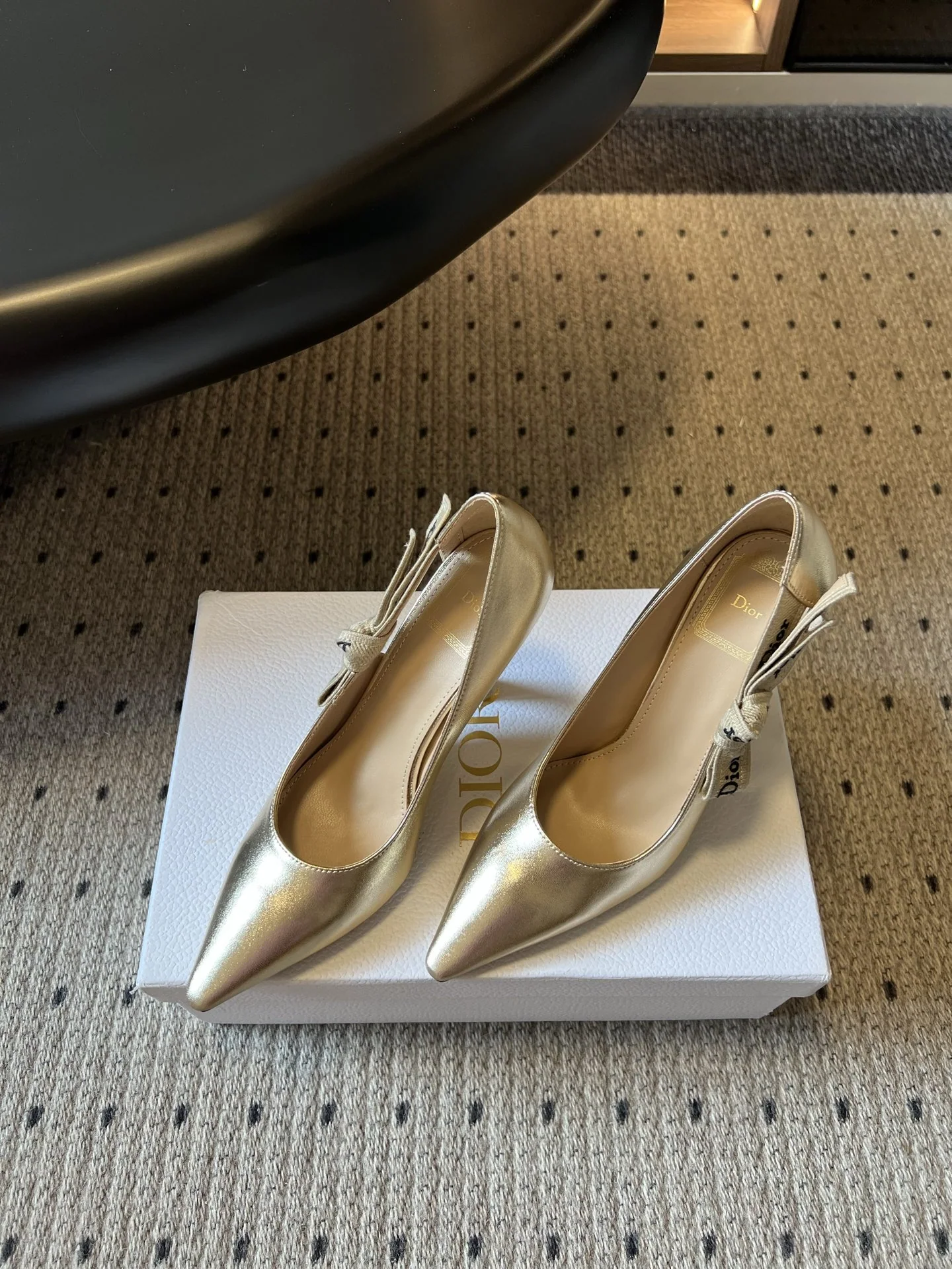 디올 뉴 포인티드토우 스트랩 하이힐 신발 상세 이미지 2