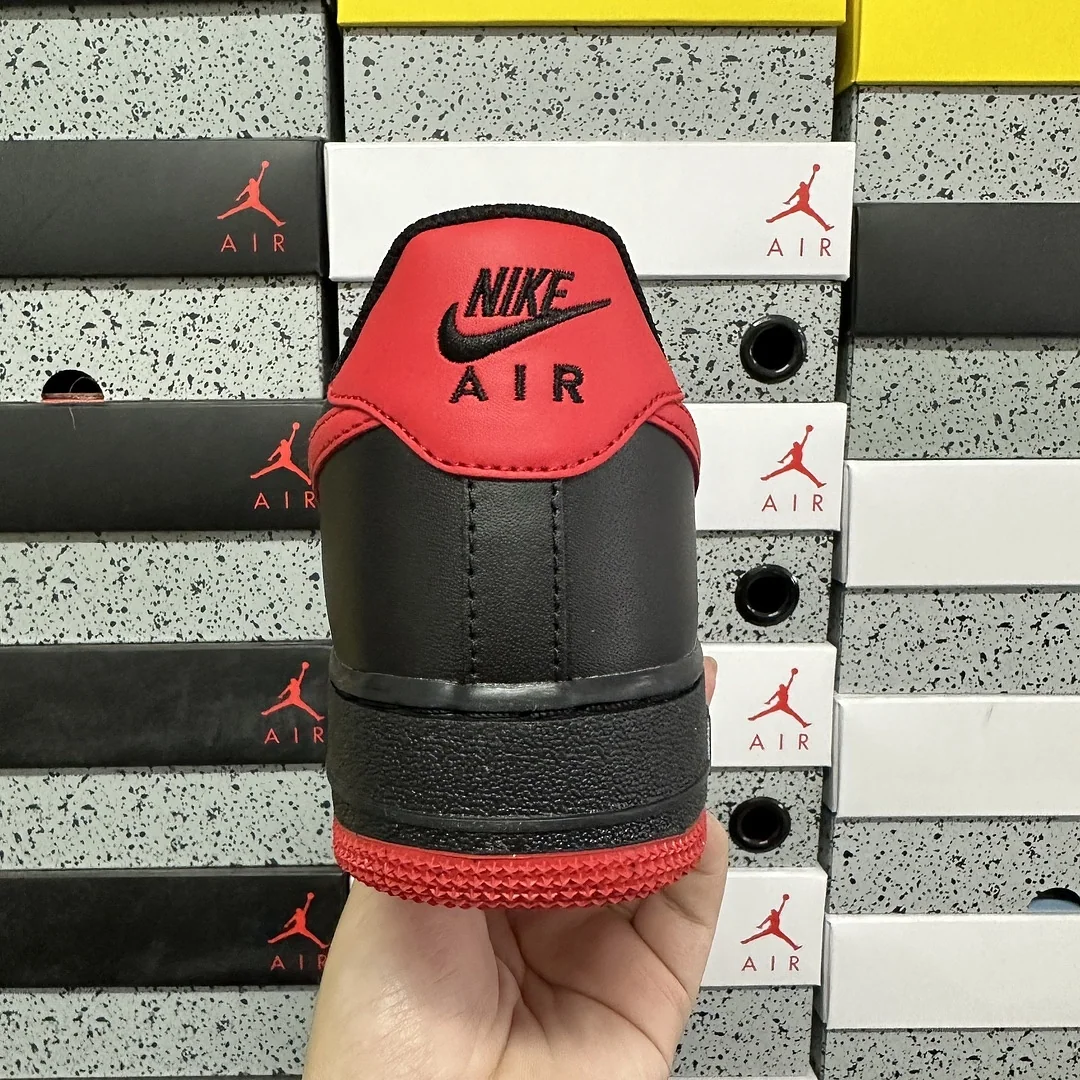 나이키 [G] 에어 포스 1 로우 블랙 레드 FJ4146-002 201765 Nike Air Force 1 Low '07 LV8 Vamps 상세 이미지 3