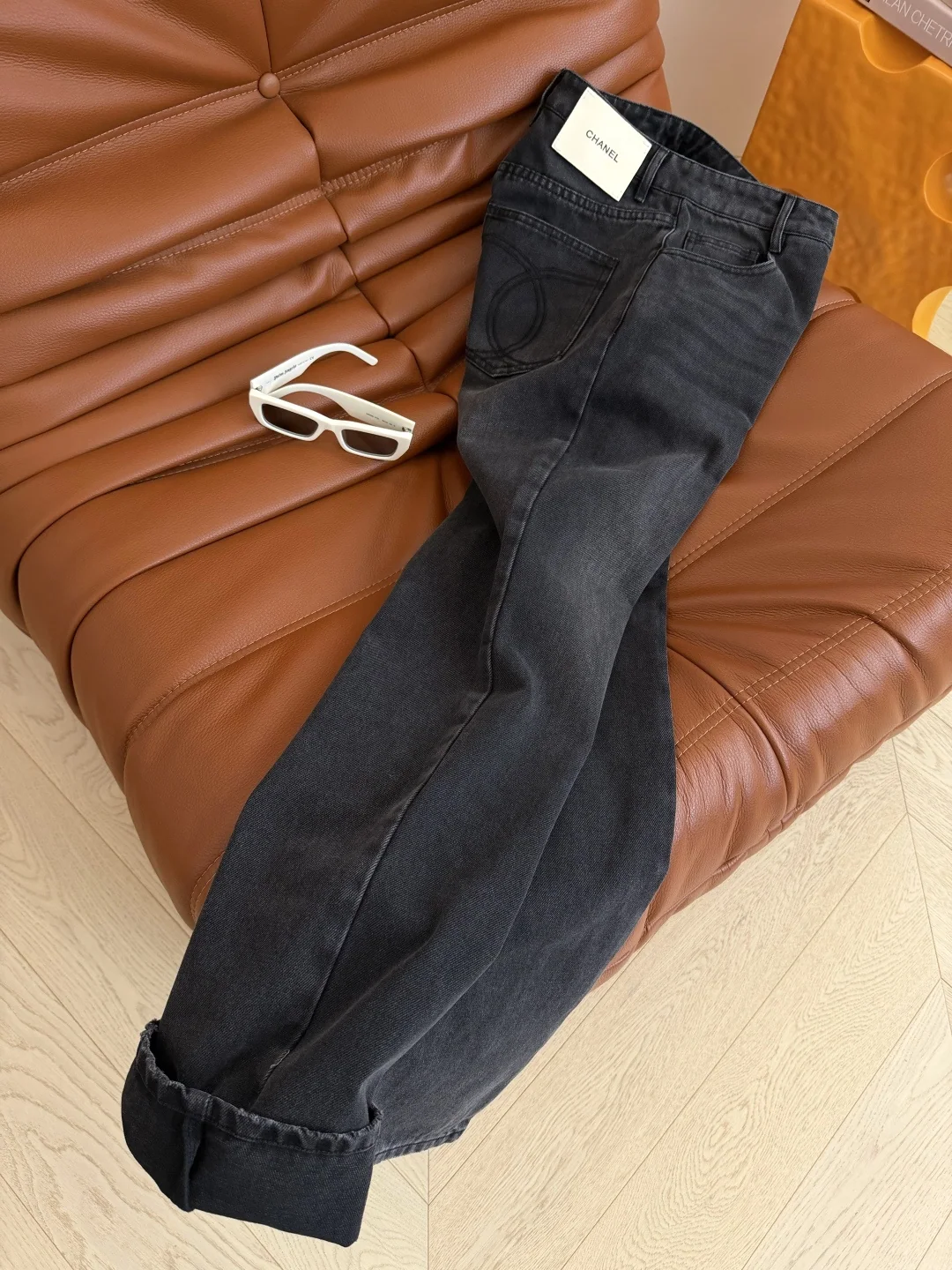 샤넬 화이트 레더 더블 C 메탈 장식 여성 바지 상세 이미지 6