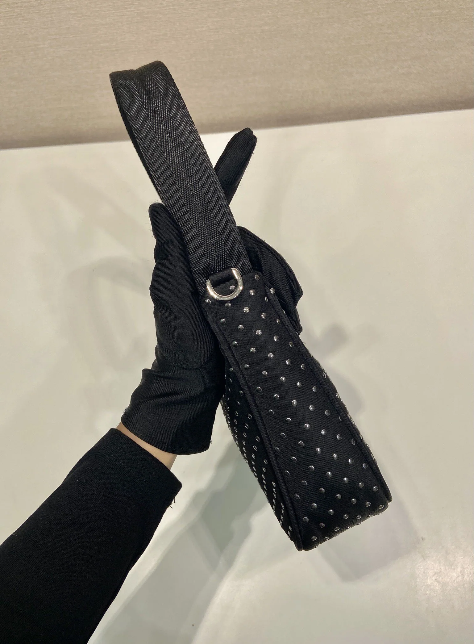 프라다 스터드 장식 나일론 호보백 1NE515 상세 이미지 7