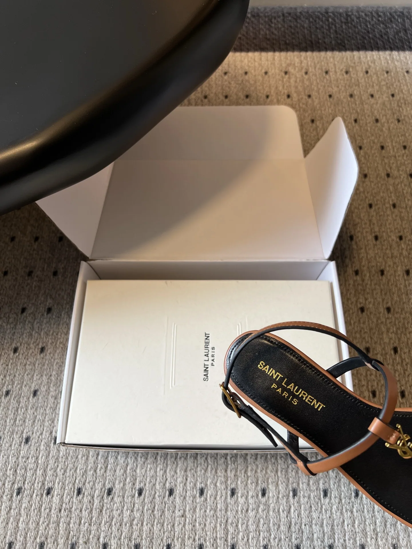 생로랑 YSL 버클 T자형 플립플롭 샌들 상세 이미지 8