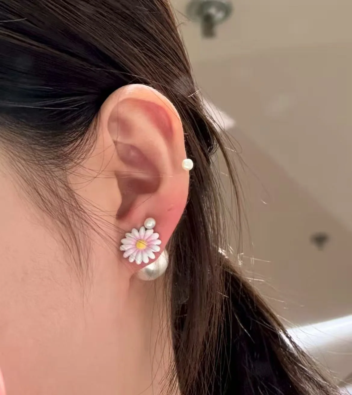 디올 핑크 데이지 비 진주 귀걸이 상세 이미지 9