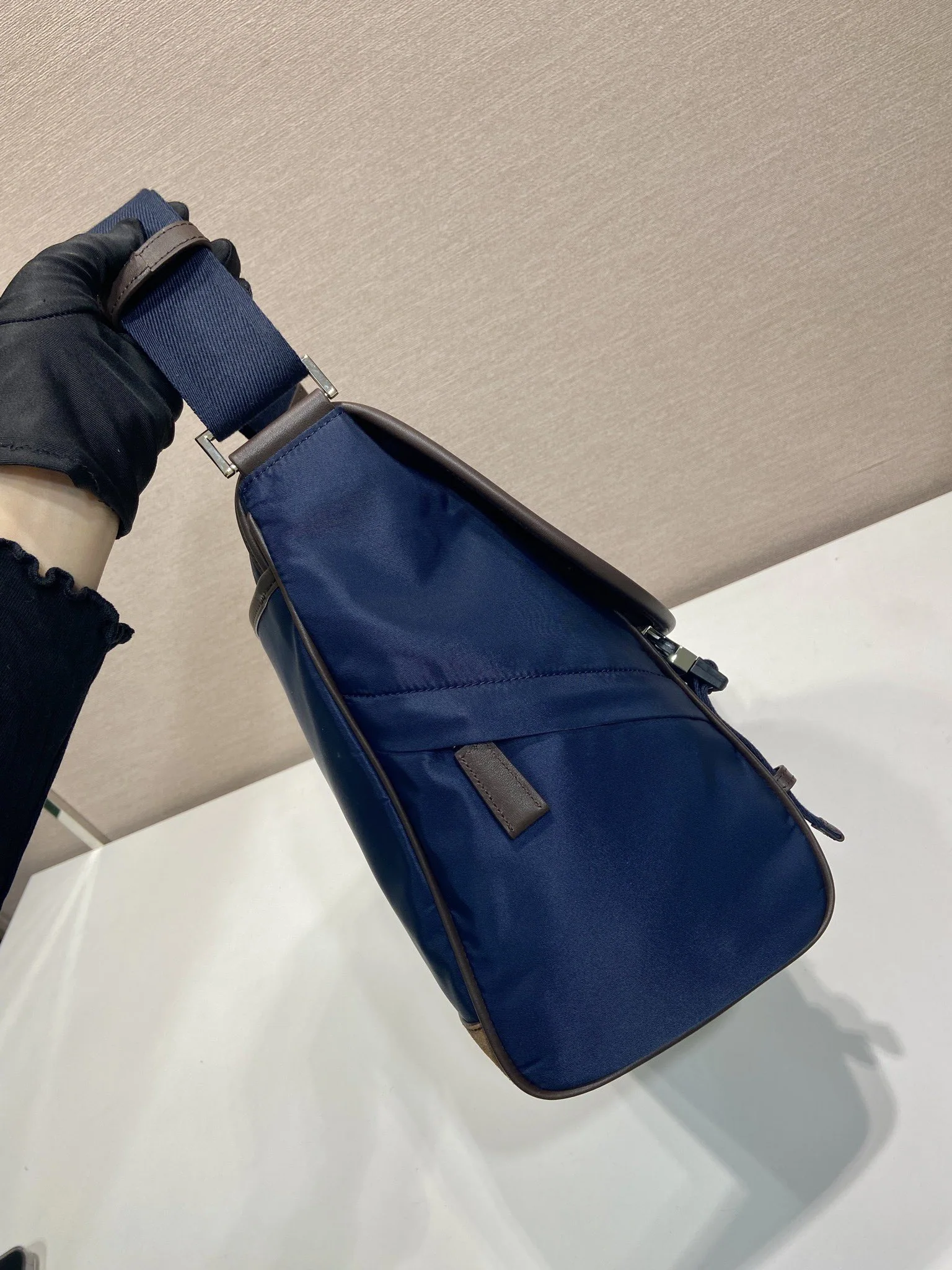 프라다 스웨이드 메신저백 2VD052 상세 이미지 5