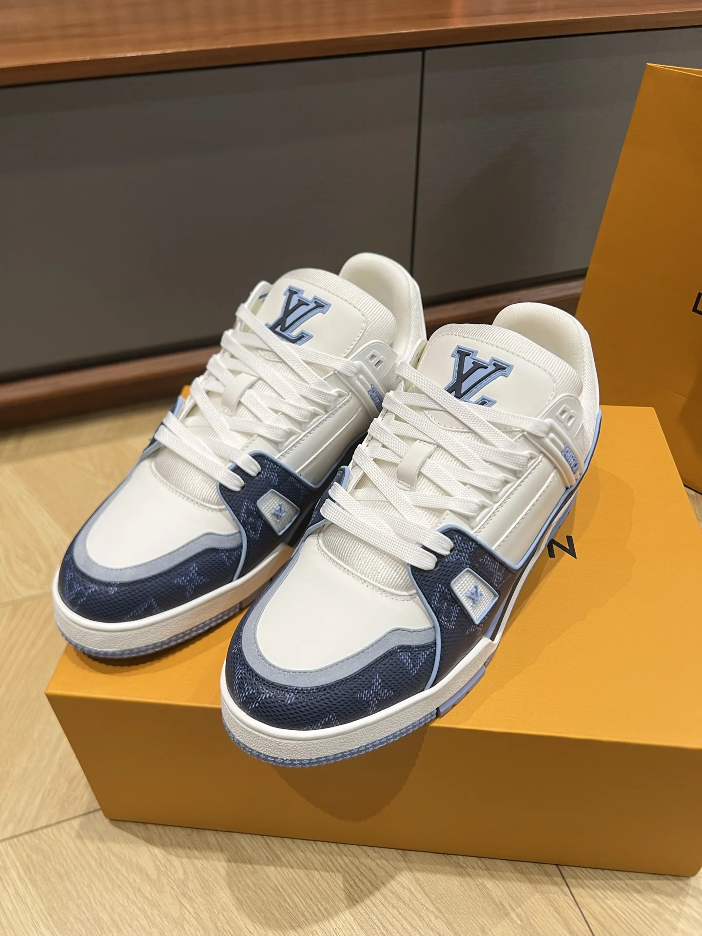 루이비통 LV 26 데님 컬러웨이 트레이너 신발 상세 이미지 1