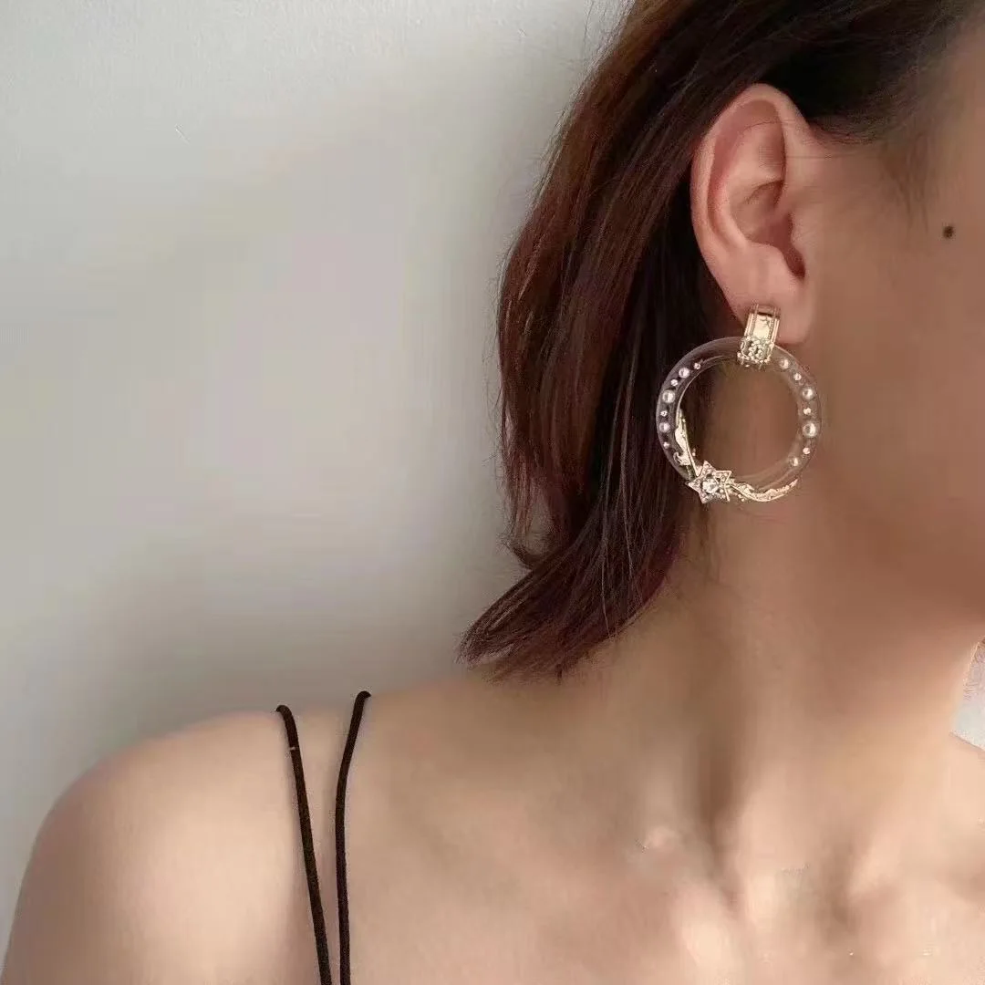 샤넬 라운드 클리어 아크릴 스터드 귀걸이 상세 이미지 3