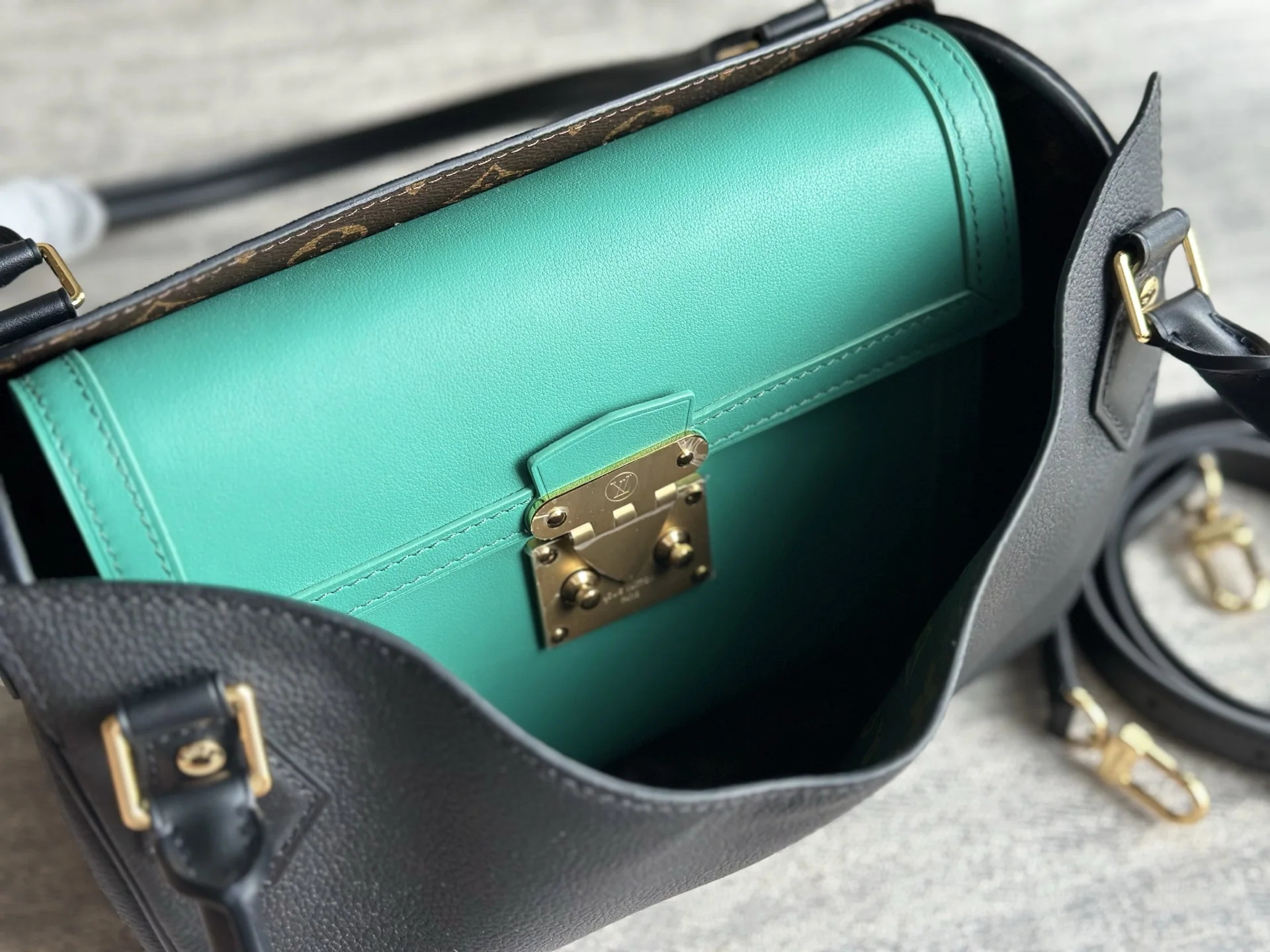루이비통 FW 26 피카부 스피디 리버스 숄더백 M30327 상세 이미지 5
