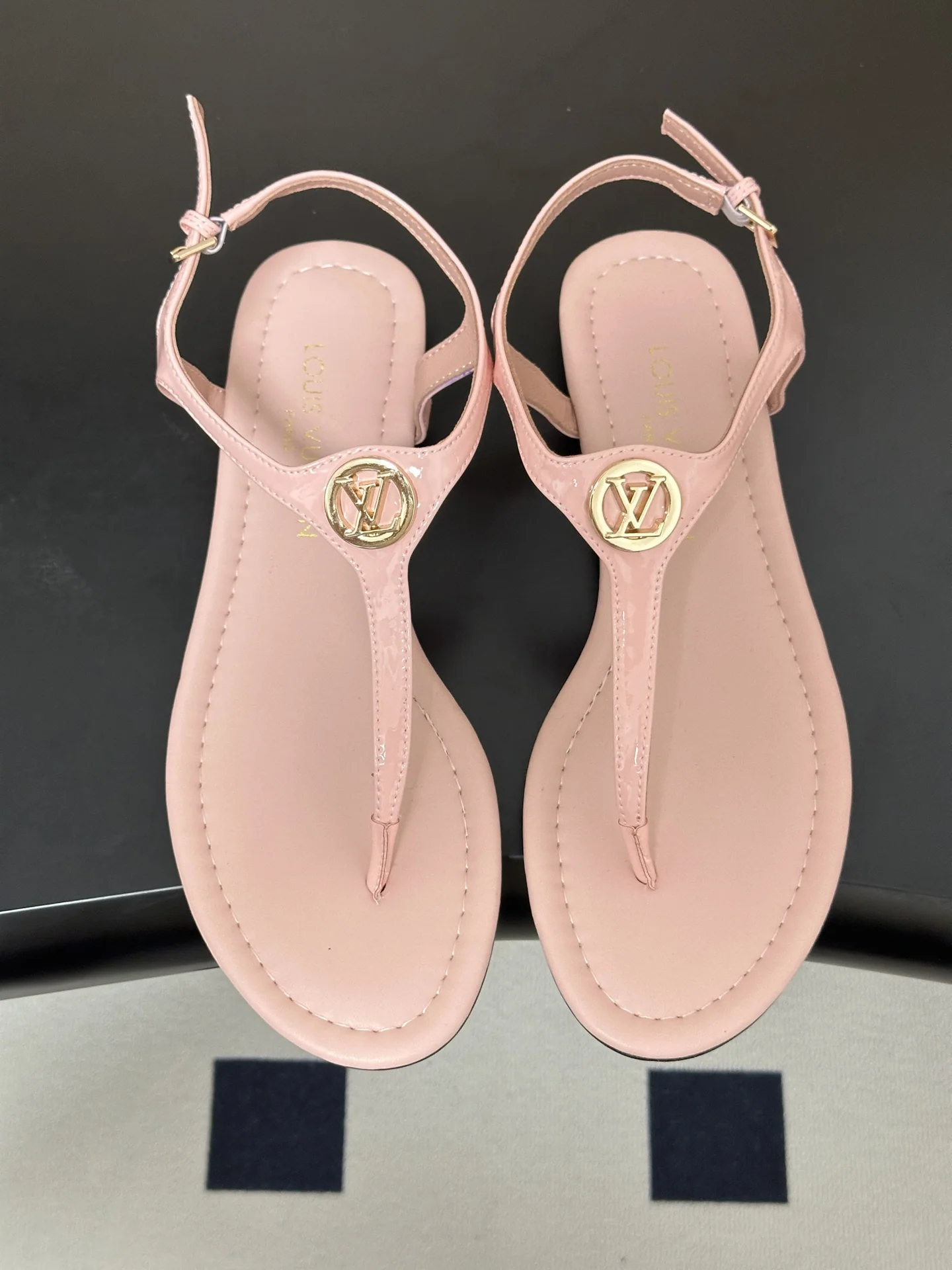 루이비통 LV Vibe 메탈 버클 비치 샌들 상세 이미지 2