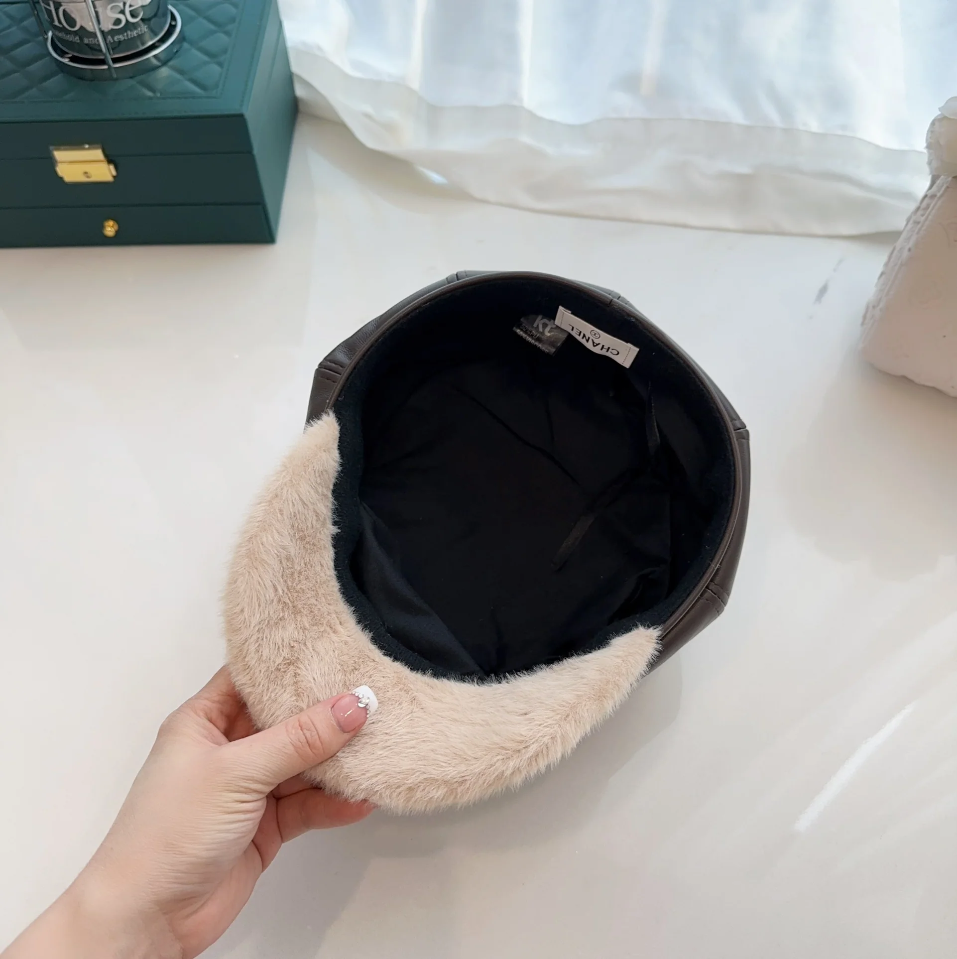 샤넬 가죽 밍크 장식 팔각모자 상세 이미지 8